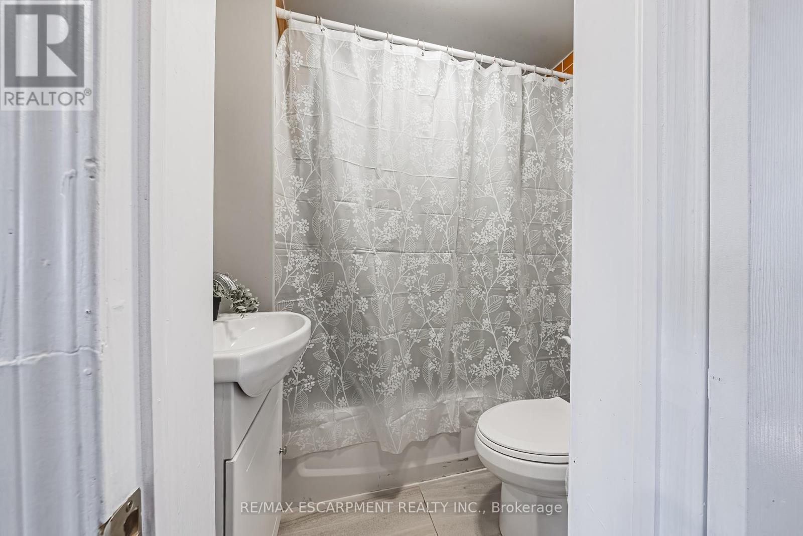 24 Rowanwood Street, Hamilton, Ontario  L8L 7H3 - Photo 18 - X12440074