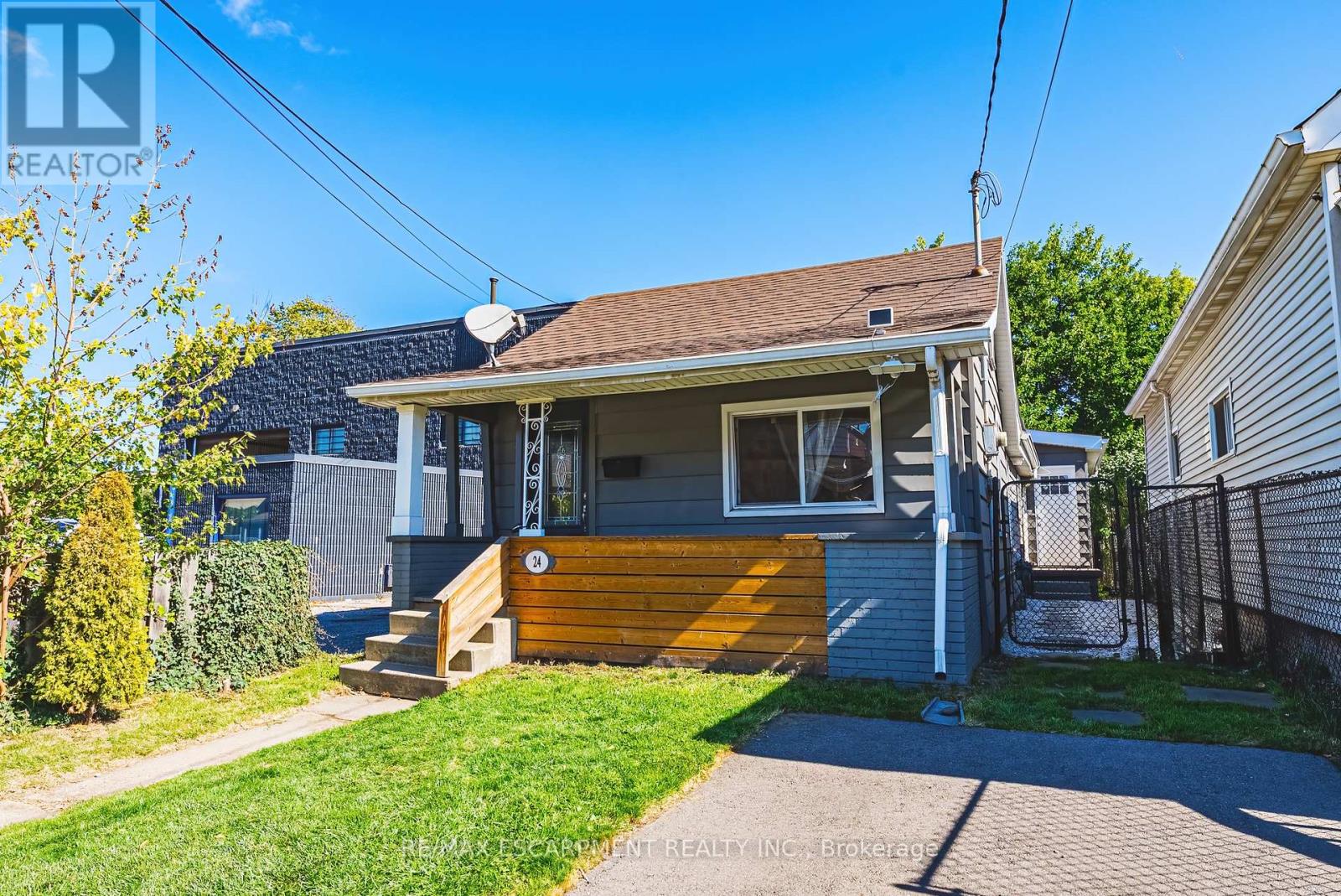 24 Rowanwood Street, Hamilton, Ontario  L8L 7H3 - Photo 3 - X12440074