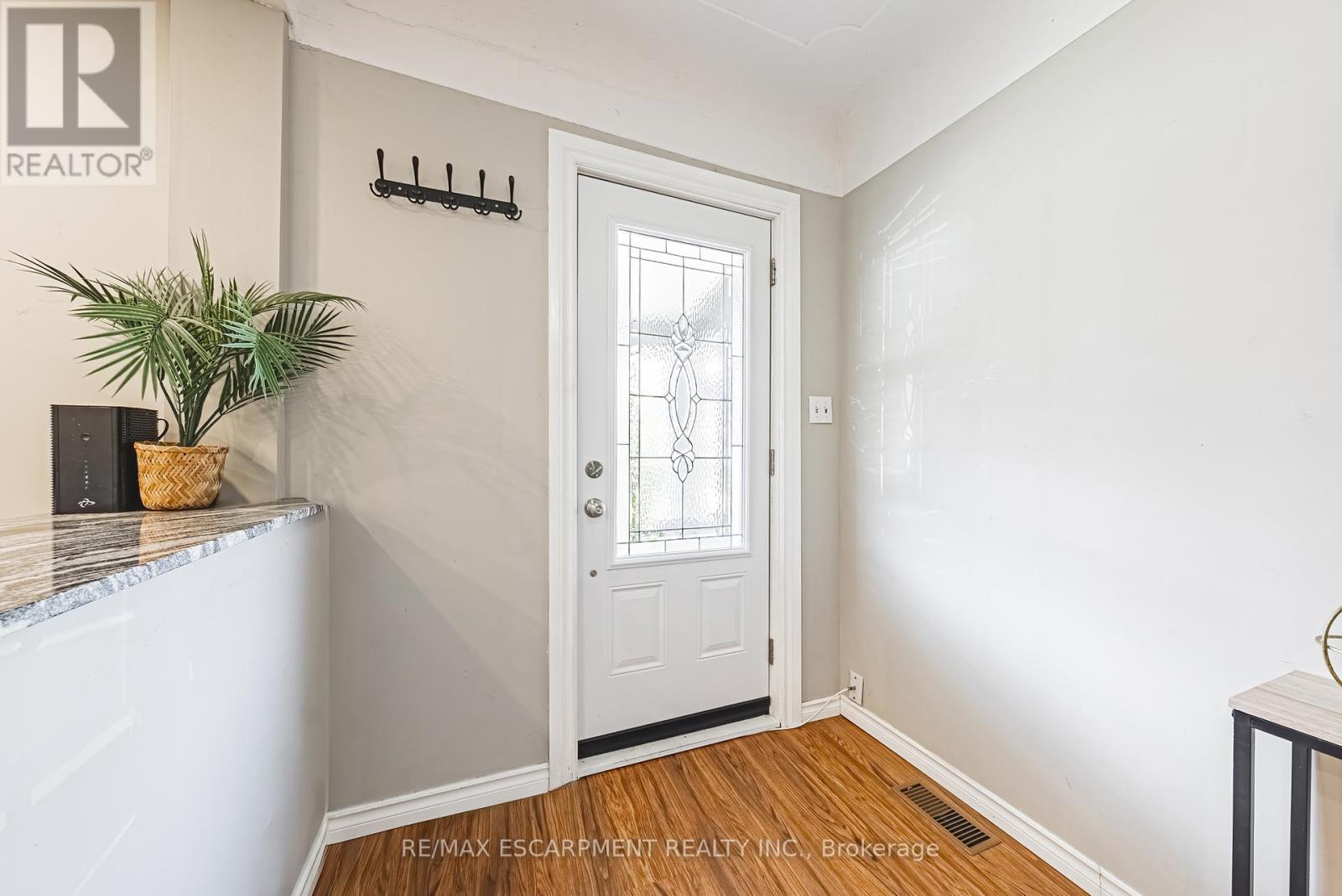 24 Rowanwood Street, Hamilton, Ontario  L8L 7H3 - Photo 4 - X12440074