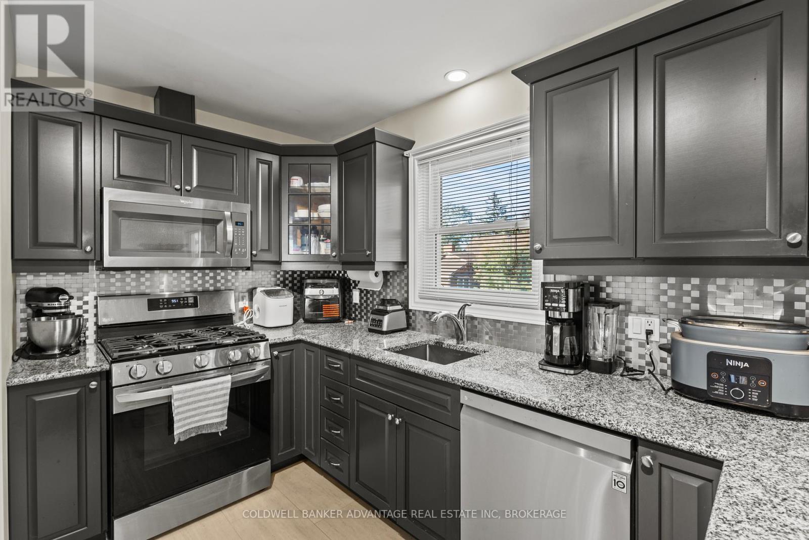 697 Ferndale Avenue, Fort Erie, Ontario  L2A 5C7 - Photo 11 - X12438431