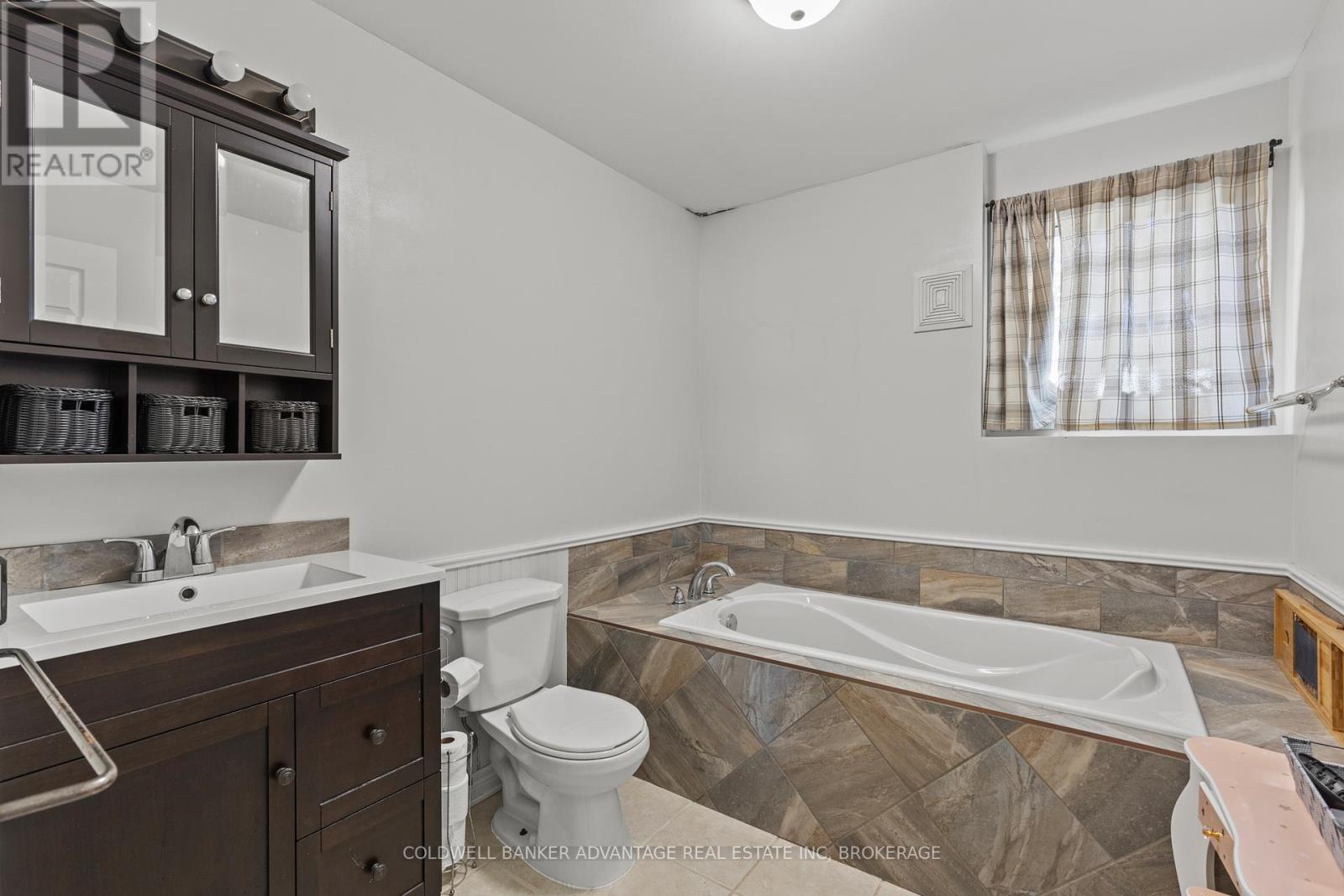 697 Ferndale Avenue, Fort Erie, Ontario  L2A 5C7 - Photo 22 - X12438431