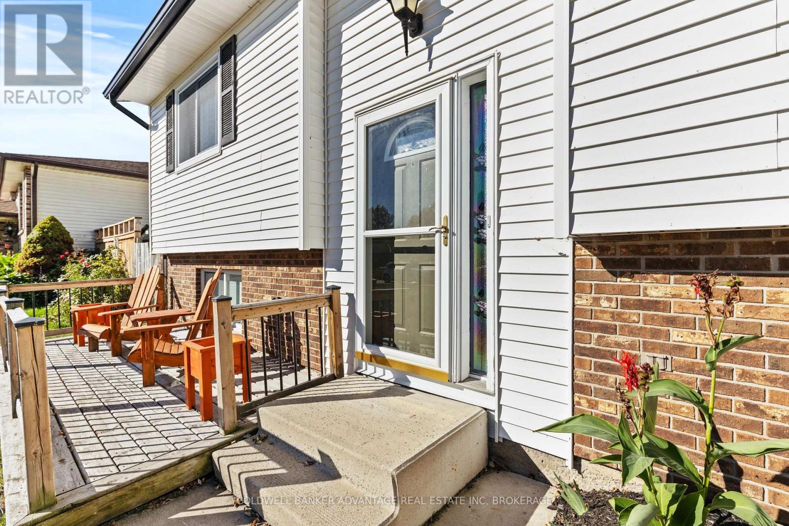 697 Ferndale Avenue, Fort Erie, Ontario  L2A 5C7 - Photo 4 - X12438431