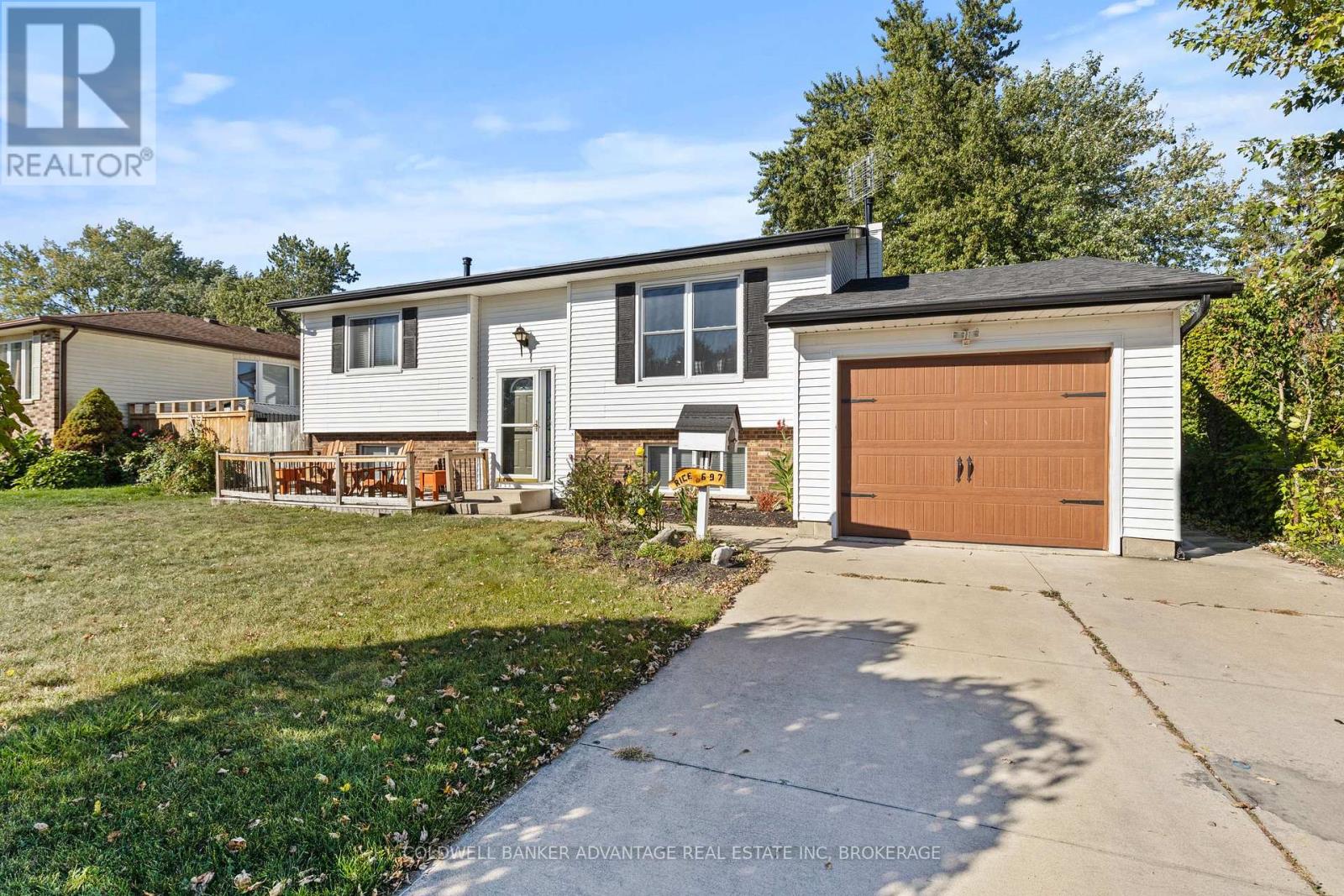 697 Ferndale Avenue, Fort Erie, Ontario  L2A 5C7 - Photo 3 - X12438431
