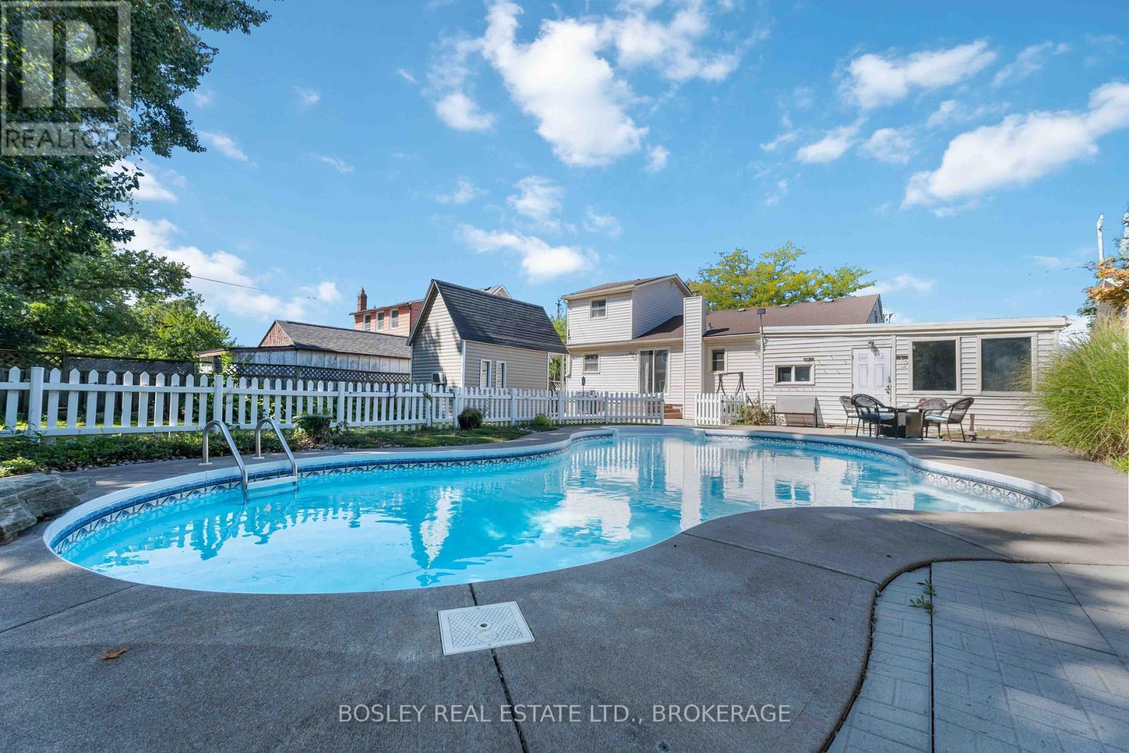 301 Pelham Road, St. Catharines (Rykert/vansickle), Ontario  L2S 1Y4 - Photo 1 - X12440313