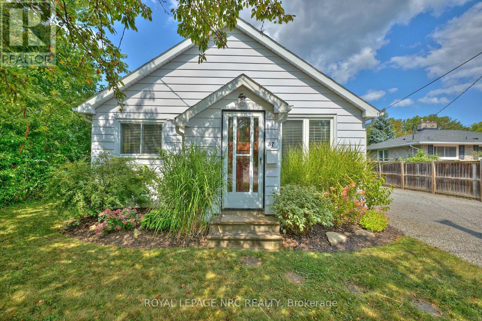 37 Cecil Street, St. Catharines (Lakeport), Ontario  L2N 4B3 - Photo 1 - X12440353