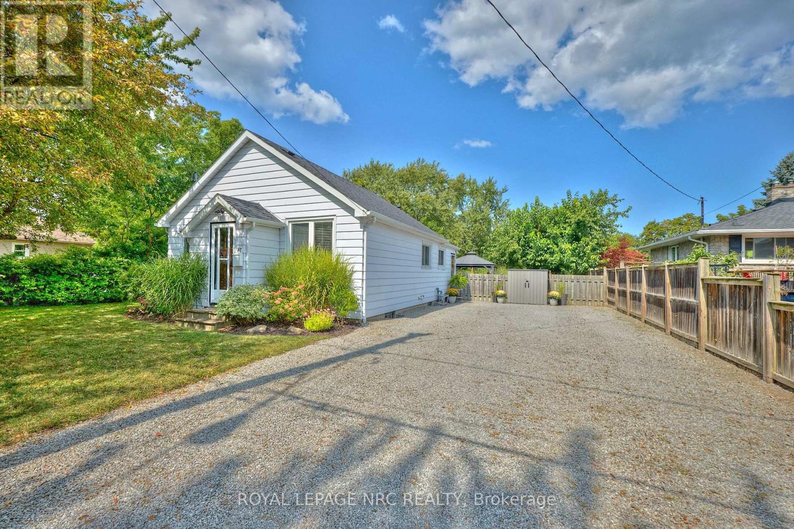 37 Cecil Street, St. Catharines (Lakeport), Ontario  L2N 4B3 - Photo 2 - X12440353