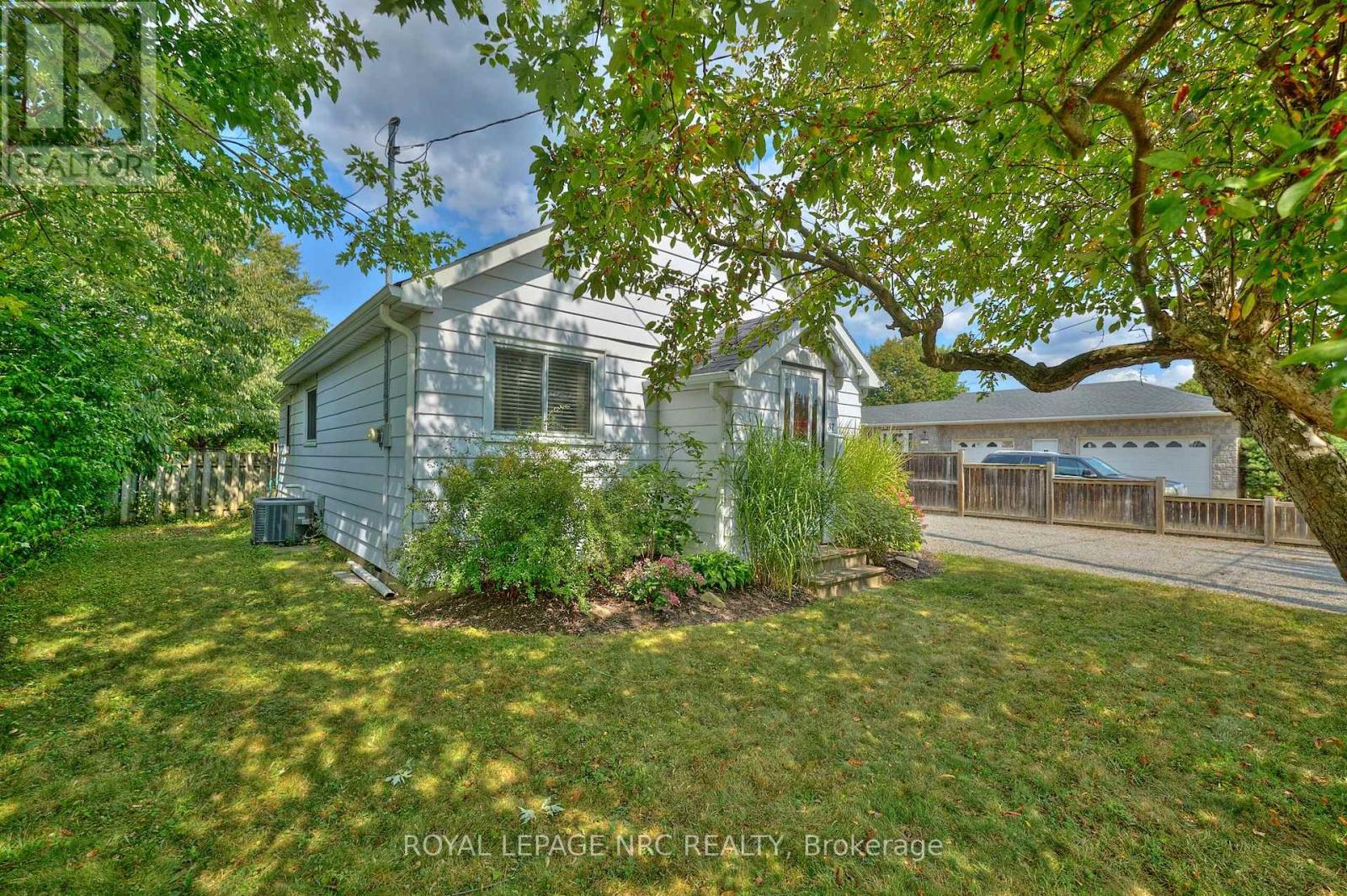 37 Cecil Street, St. Catharines (Lakeport), Ontario  L2N 4B3 - Photo 3 - X12440353