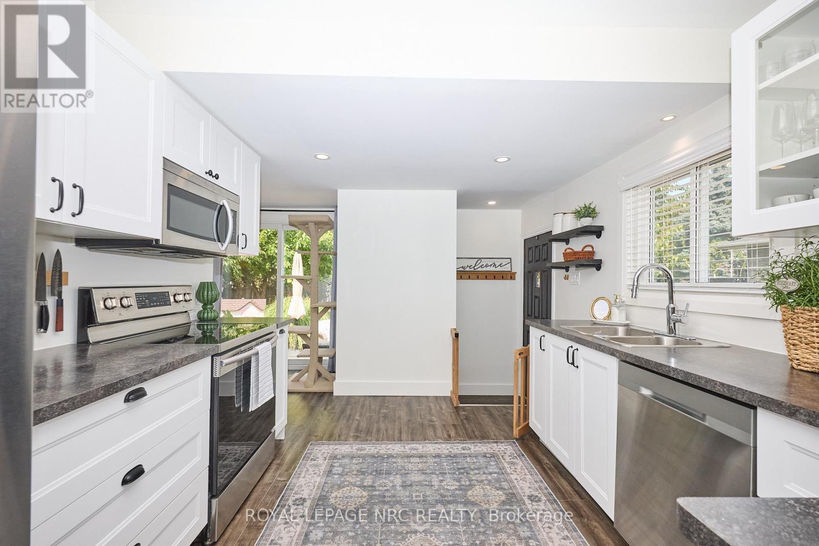 37 Cecil Street, St. Catharines (Lakeport), Ontario  L2N 4B3 - Photo 4 - X12440353