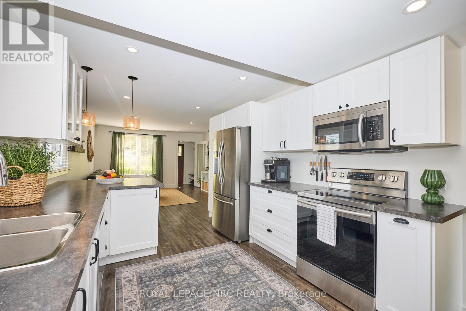 37 Cecil Street, St. Catharines (Lakeport), Ontario  L2N 4B3 - Photo 6 - X12440353