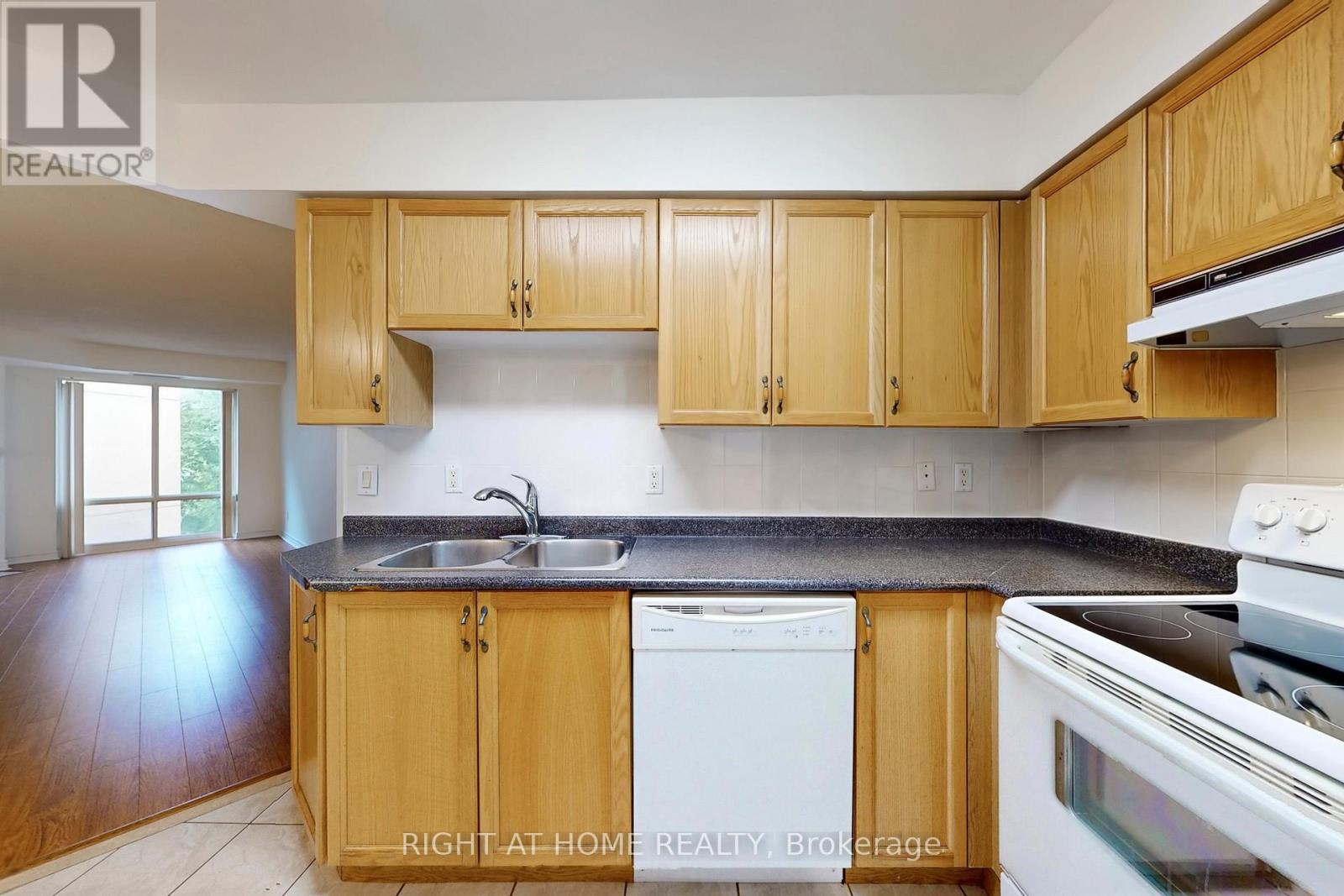 310 - 211 Randolph Road, Toronto, Ontario  M4G 4H1 - Photo 16 - C12440186