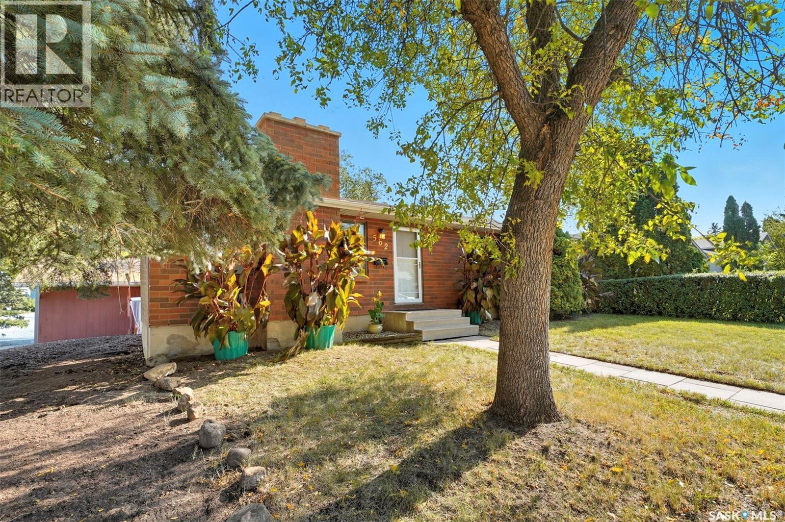 562 Highlands Terrace, Saskatoon, Saskatchewan  S7H 4Y6 - Photo 3 - SK019603