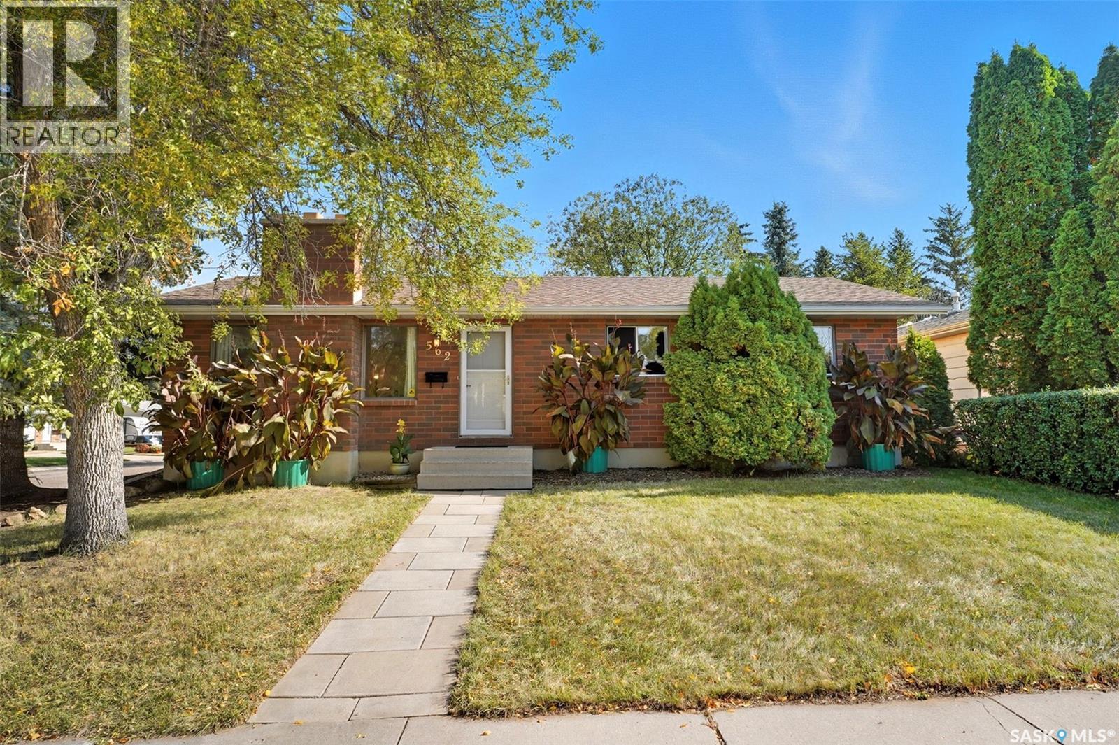 562 Highlands Terrace, Saskatoon, Saskatchewan  S7H 4Y6 - Photo 2 - SK019603