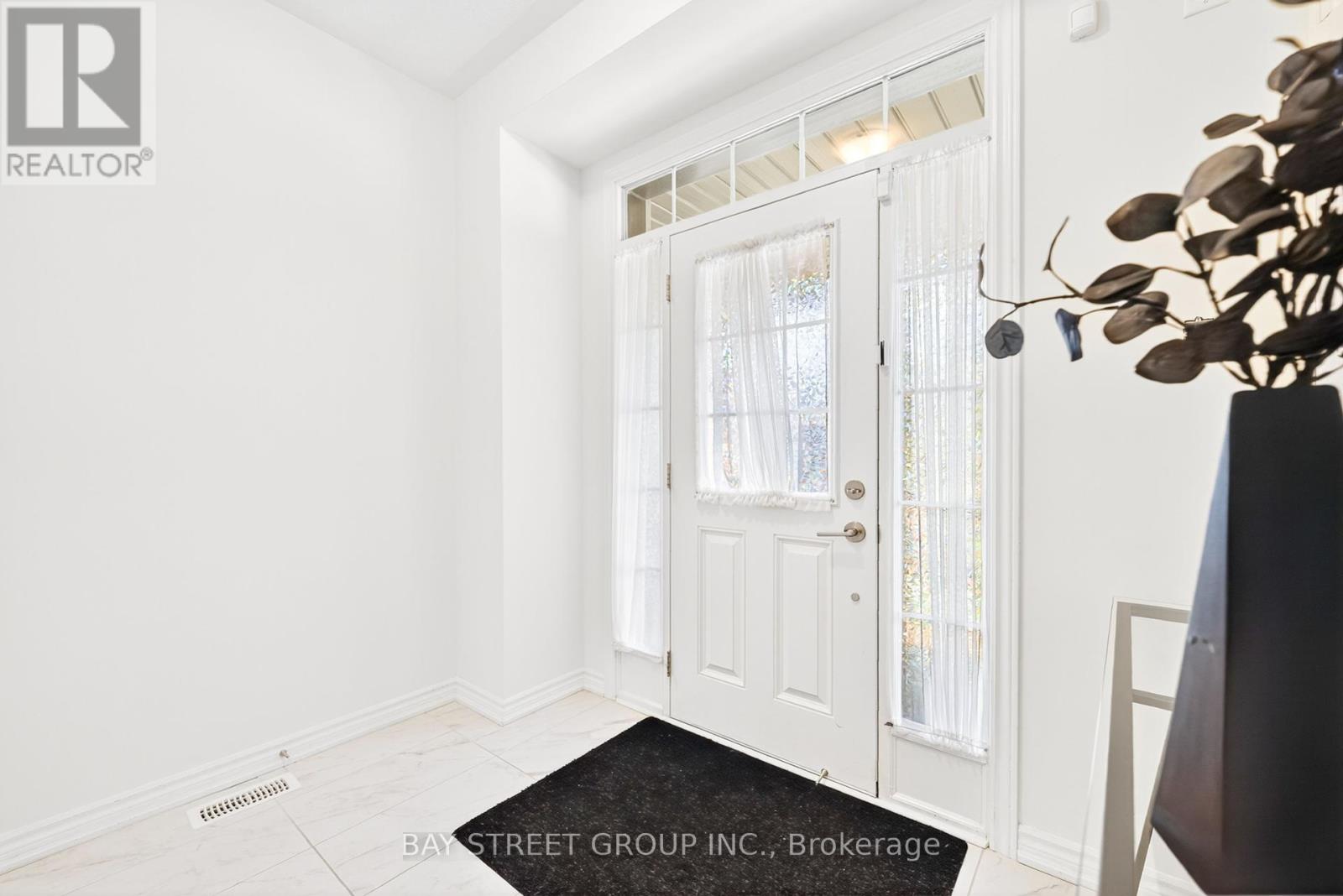 37 Floodgate Road, Whitby, Ontario  L1P 0P5 - Photo 5 - E12440147