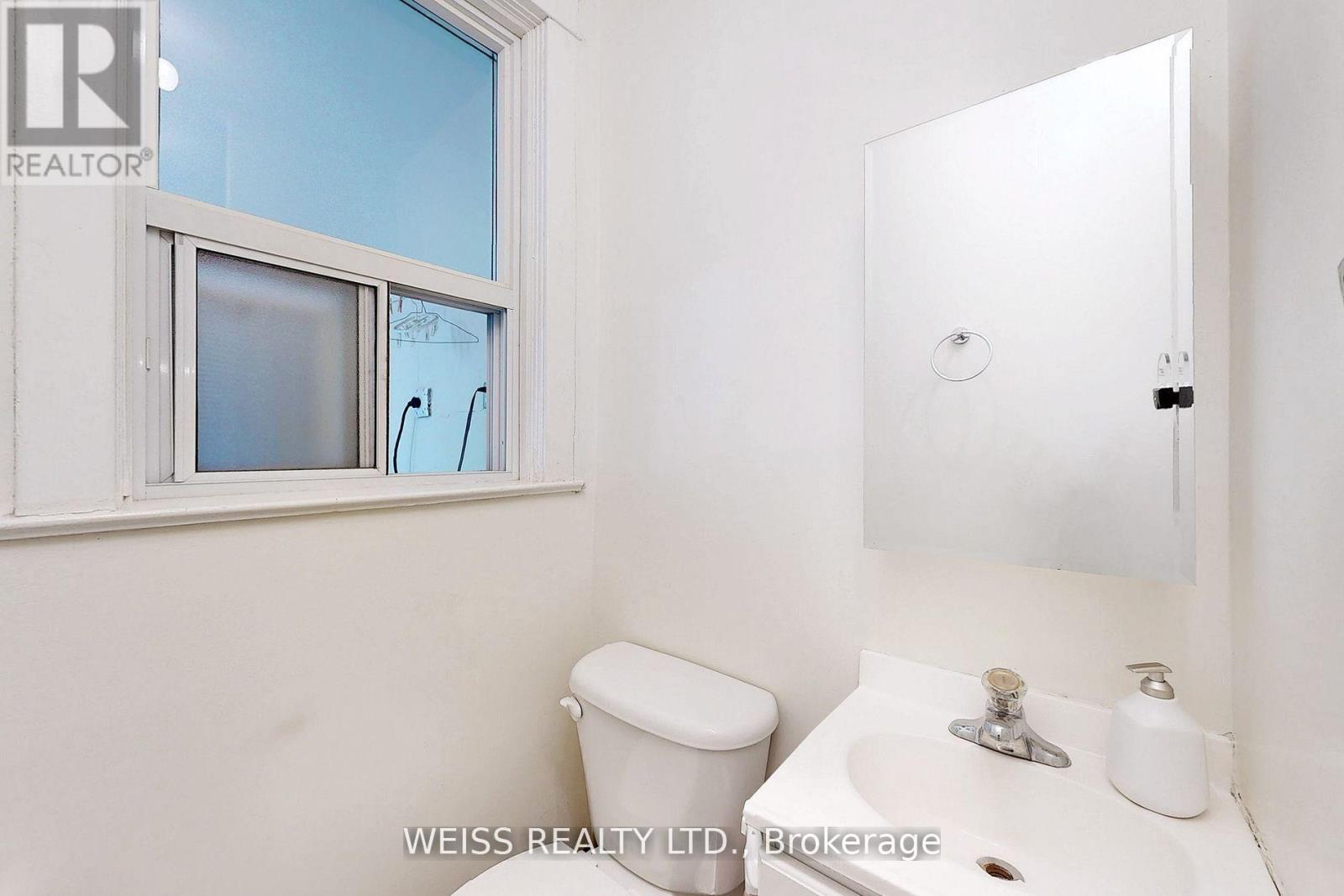 Upper - 2468 Danforth Avenue, Toronto, Ontario  M4C 1K9 - Photo 24 - E12440258