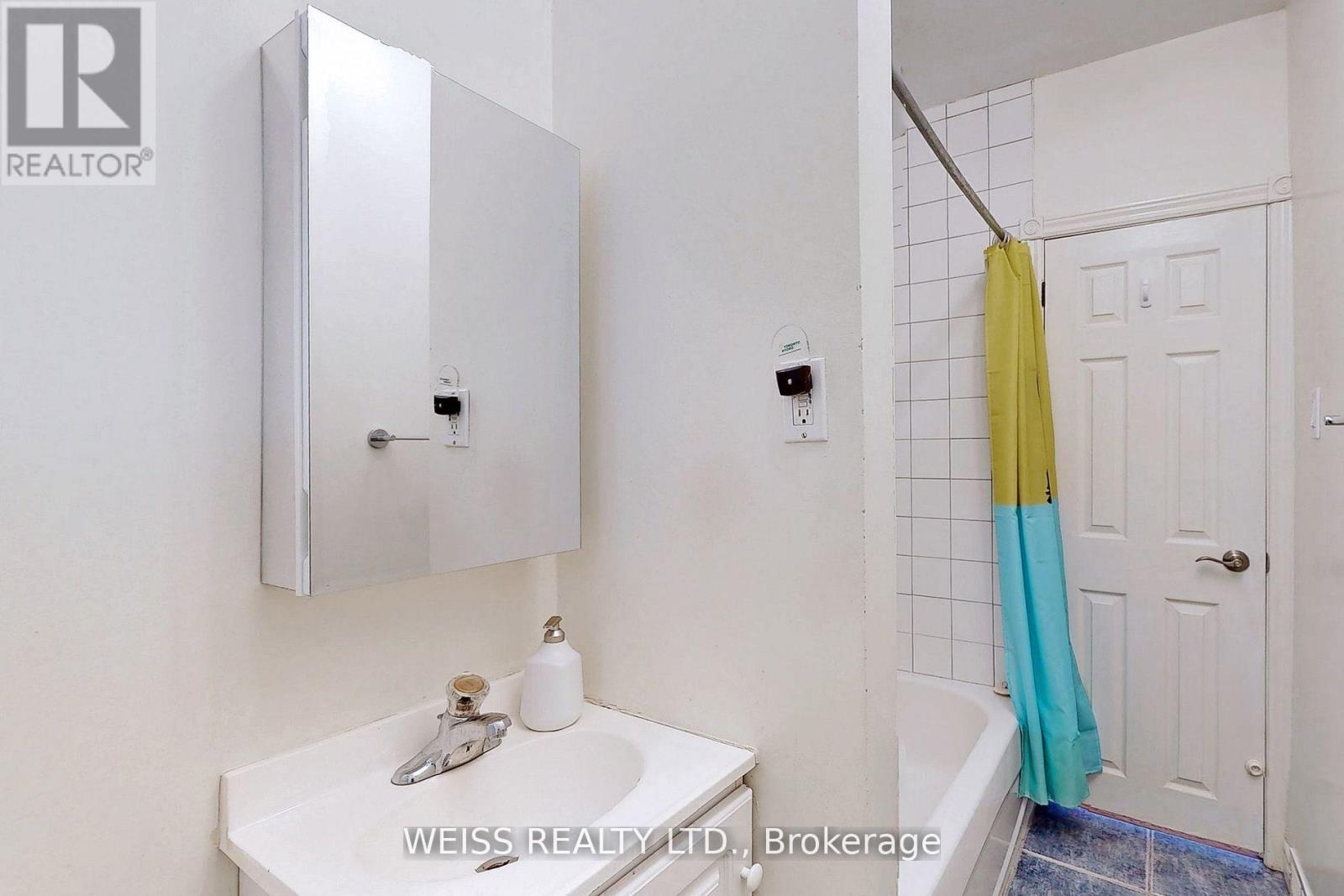 Upper - 2468 Danforth Avenue, Toronto, Ontario  M4C 1K9 - Photo 25 - E12440258