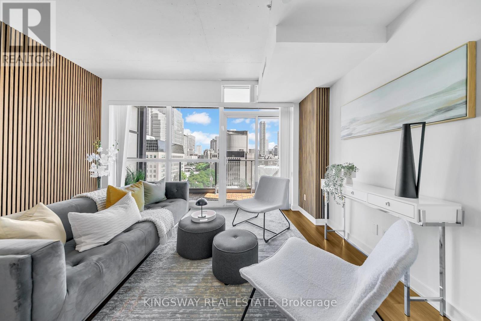 911 - 210 Simcoe Street, Toronto, Ontario  M5T 0A9 - Photo 2 - C12433105