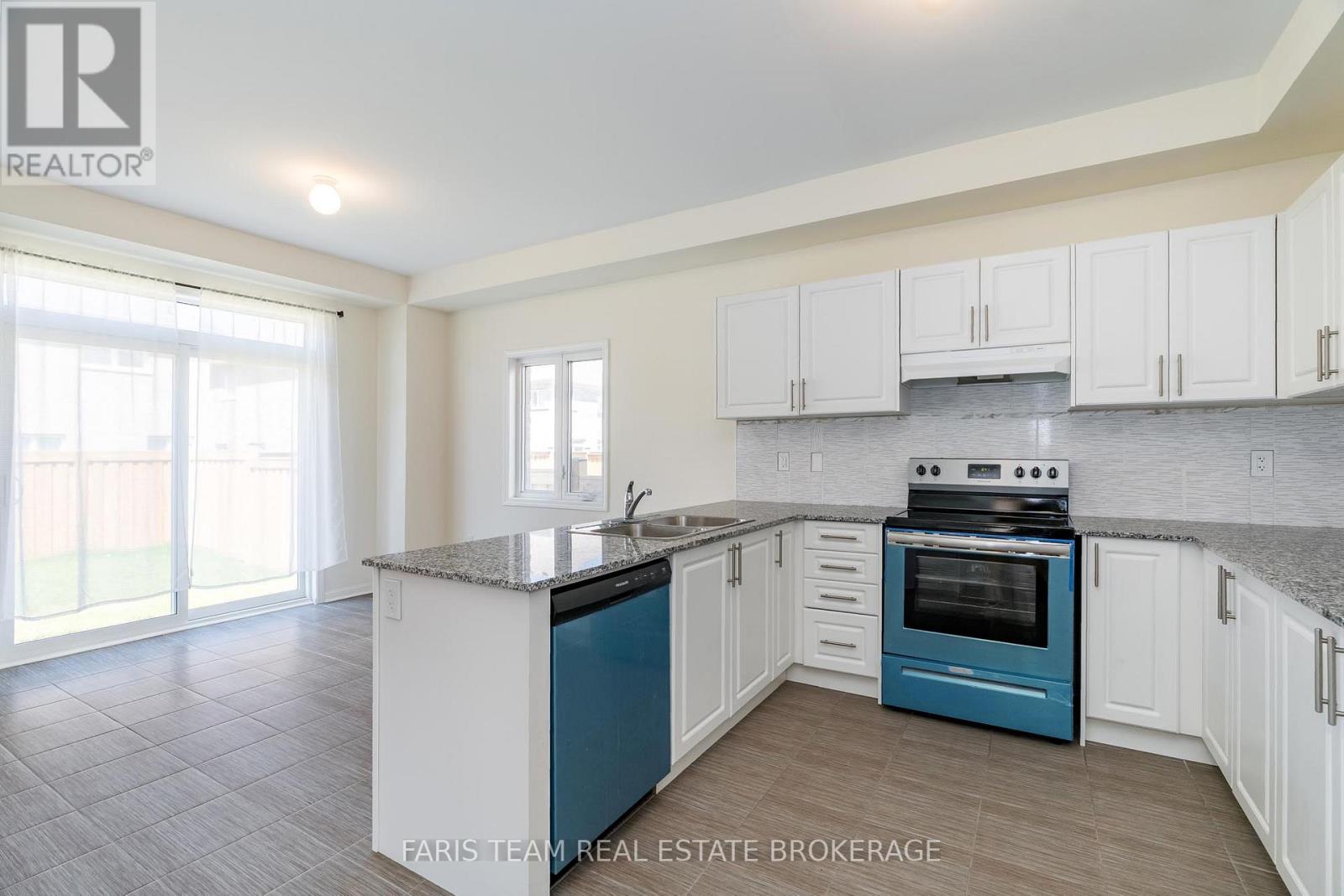 6 Cliff Thompson Court, Georgina (Sutton & Jackson's Point), Ontario  L0E 1R0 - Photo 5 - N12440197