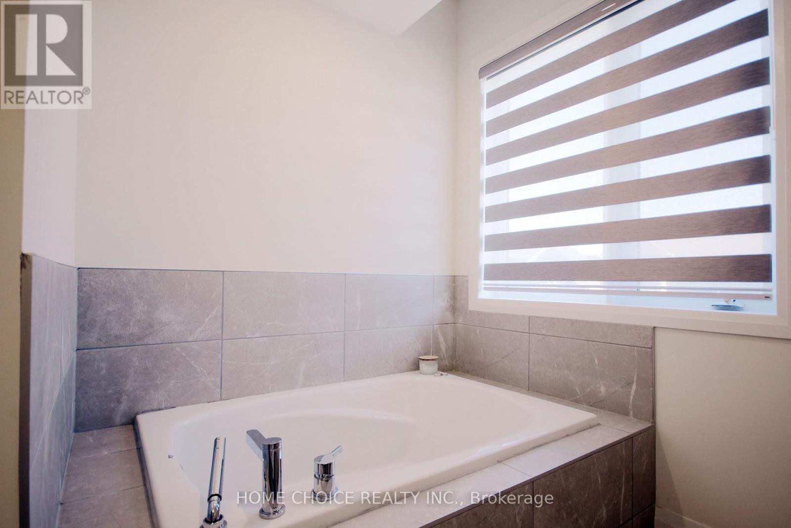 32 Ferragine Crescent, Bradford West Gwillimbury, Ontario  L3Z 2A6 - Photo 18 - N12440273