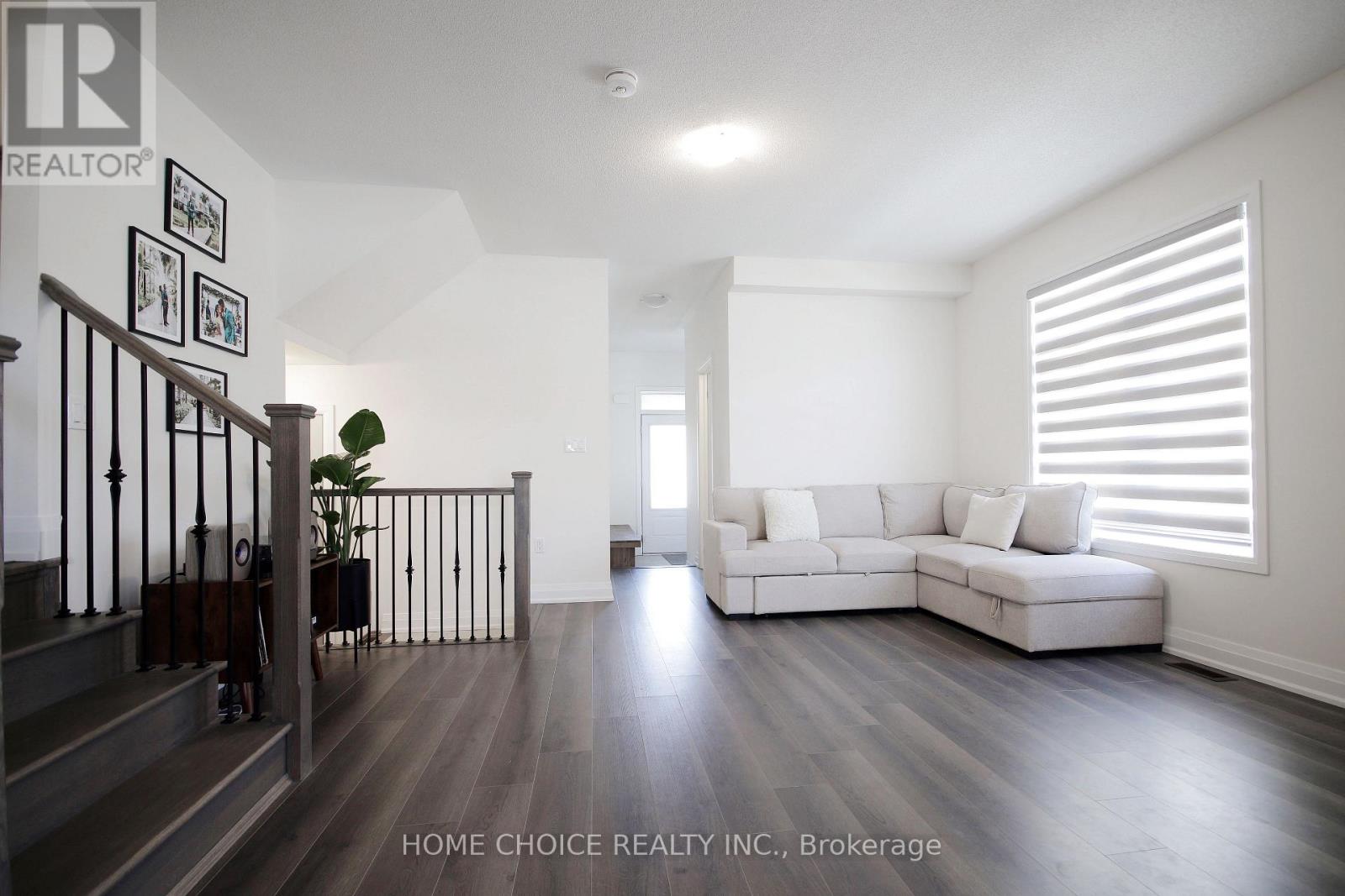 32 Ferragine Crescent, Bradford West Gwillimbury, Ontario  L3Z 2A6 - Photo 2 - N12440273