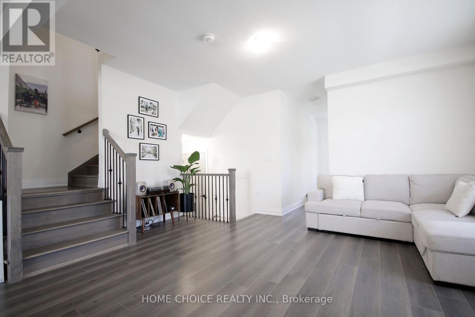 32 Ferragine Crescent, Bradford West Gwillimbury, Ontario  L3Z 2A6 - Photo 3 - N12440273