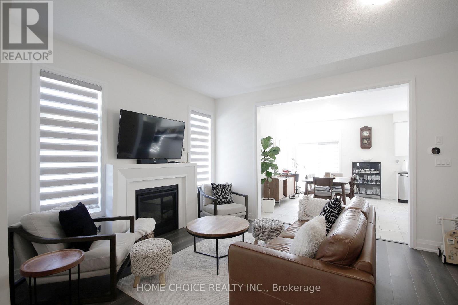 32 Ferragine Crescent, Bradford West Gwillimbury, Ontario  L3Z 2A6 - Photo 4 - N12440273