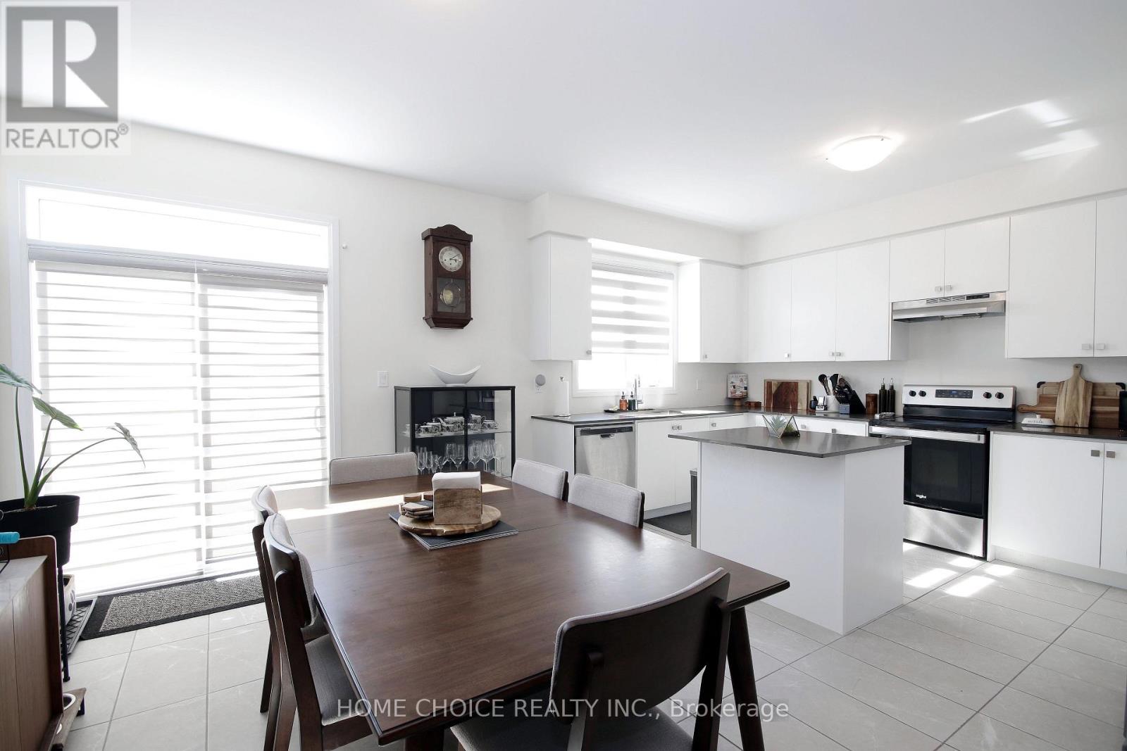 32 Ferragine Crescent, Bradford West Gwillimbury, Ontario  L3Z 2A6 - Photo 8 - N12440273