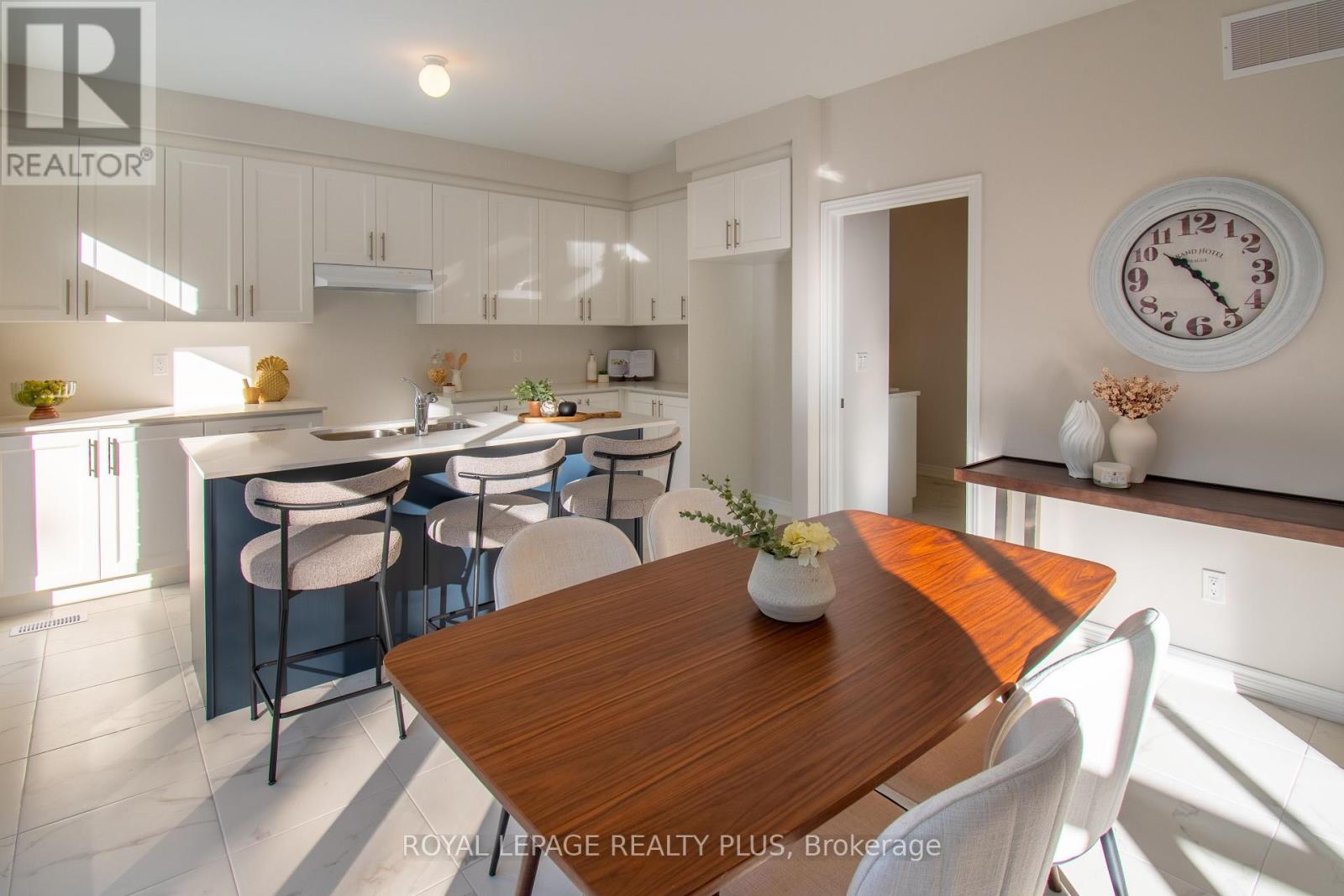 1454 Davis Loop Circle, Innisfil, Ontario  L0L 1W0 - Photo 11 - N12440283
