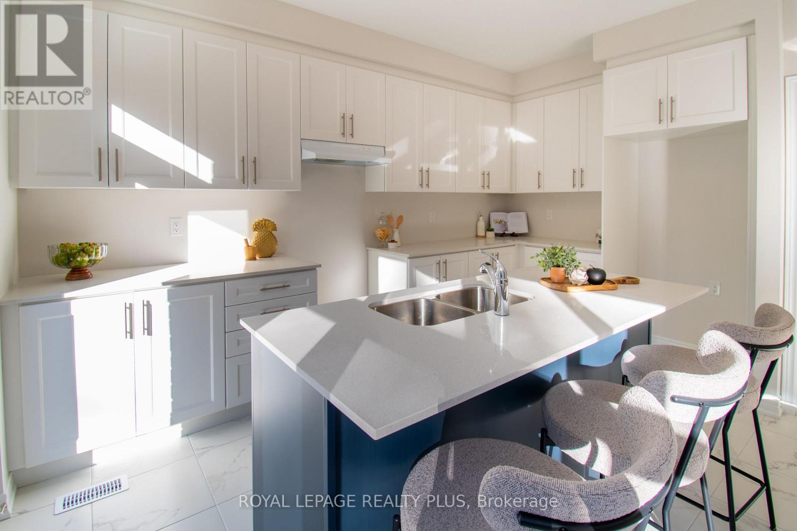 1454 Davis Loop Circle, Innisfil, Ontario  L0L 1W0 - Photo 12 - N12440283
