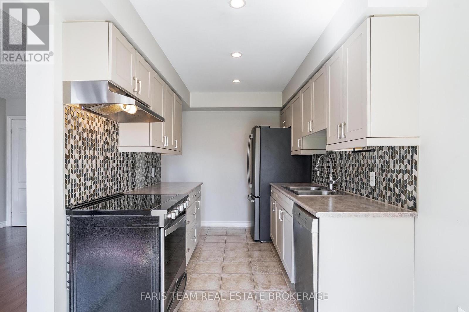 30 Southwoods Crescent, Barrie, Ontario  L4N 9P8 - Photo 5 - S12440269