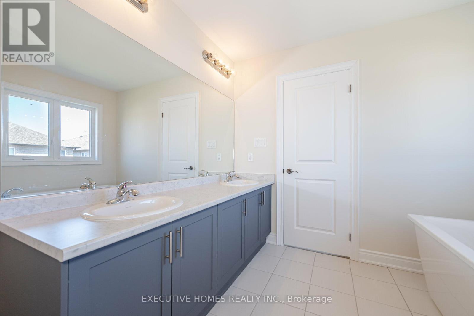 14 Mac Campbell Way, Bradford West Gwillimbury, Ontario  L3Z 4M7 - Photo 32 - N12438652