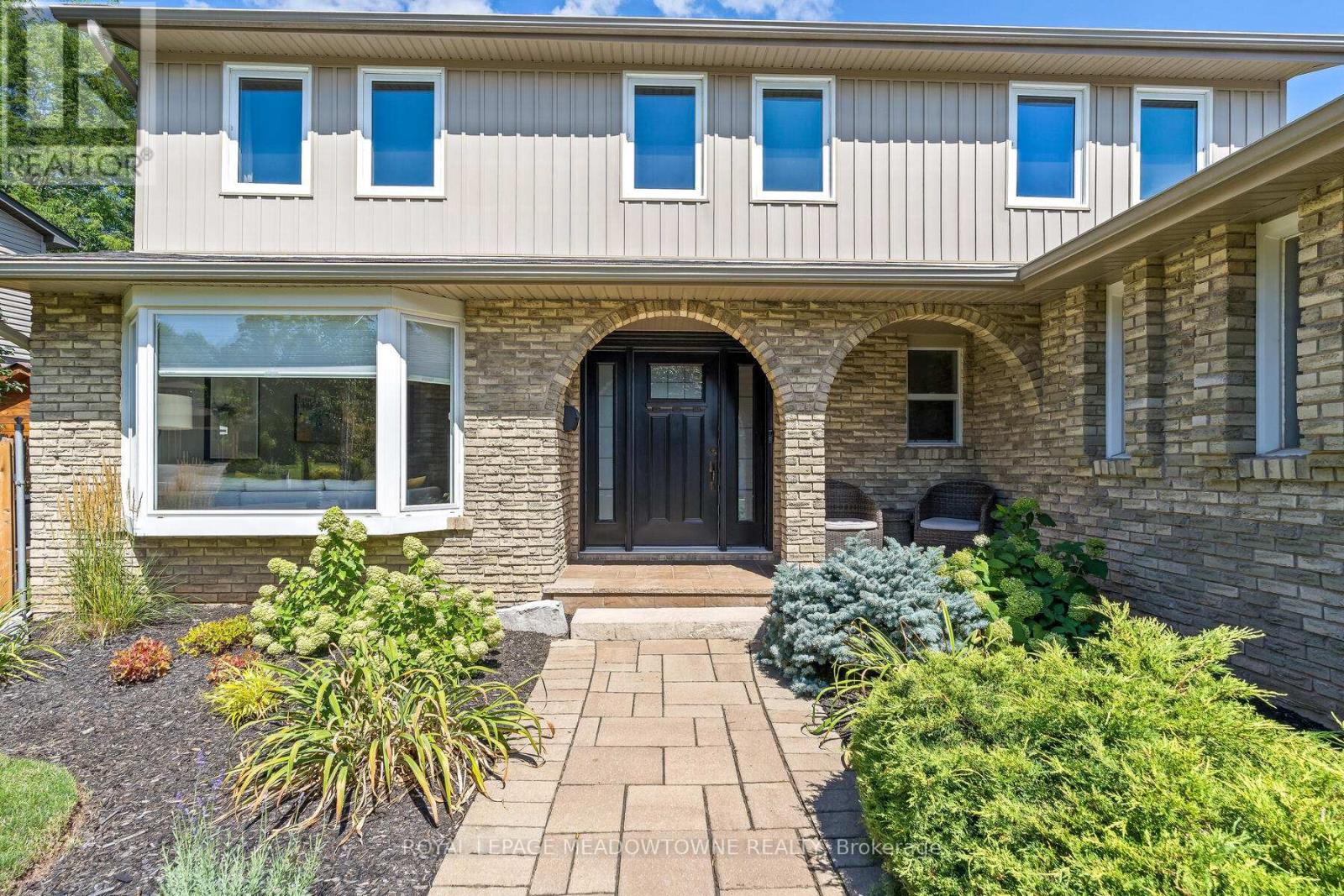 25 Hillside Drive, Halton Hills, Ontario  L7G 4W2 - Photo 2 - W12405962