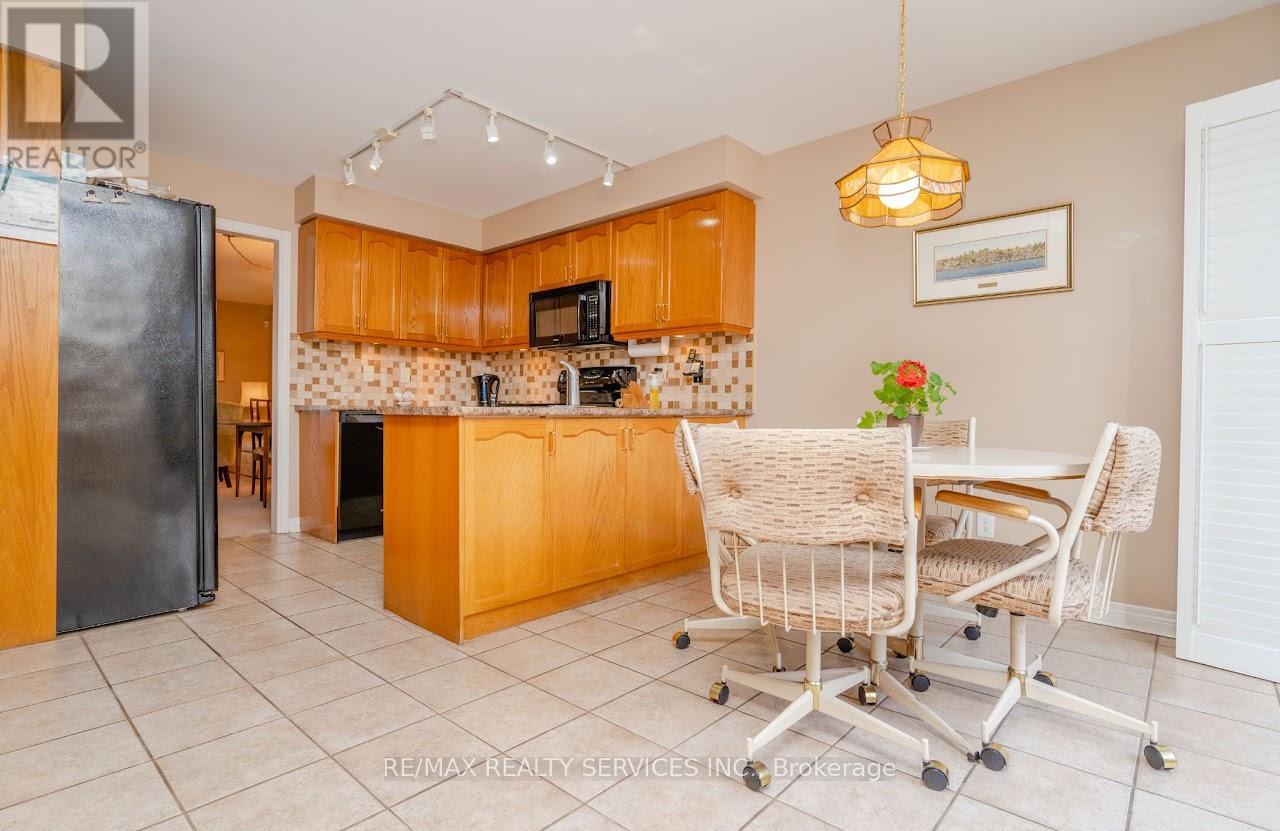 7 - 13 Amberhill Trail, Brampton (Sandringham-Wellington), Ontario  L6R 2R7 - Photo 11 - W12440215