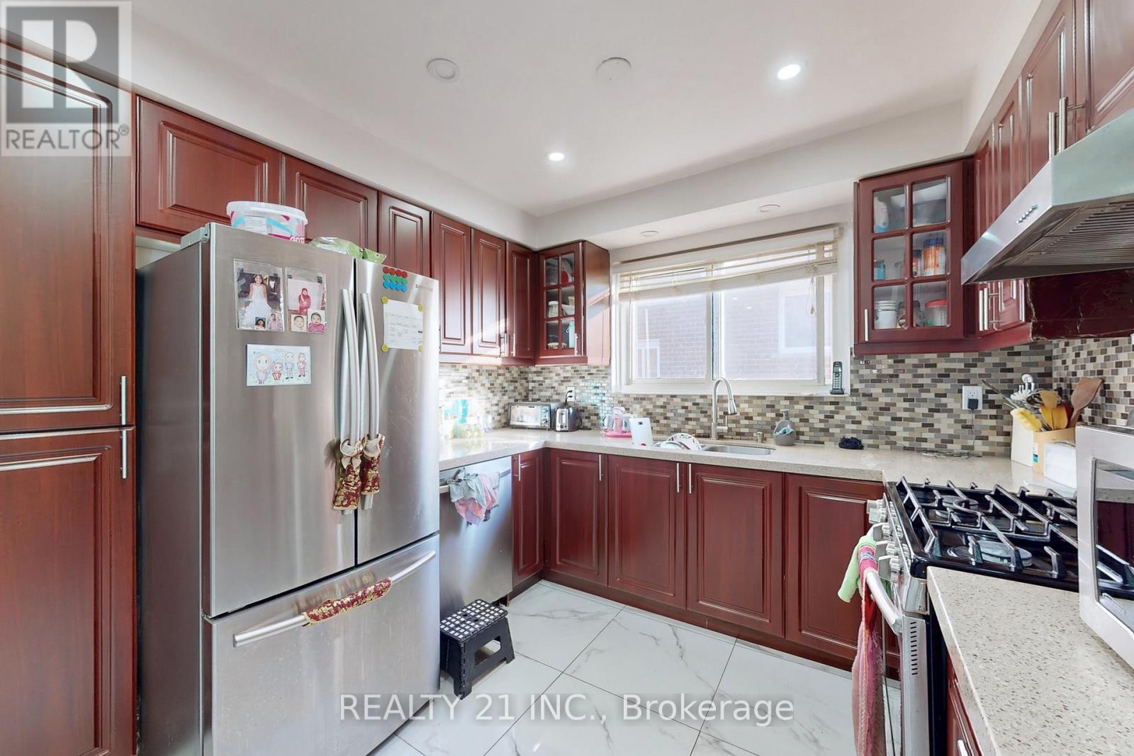 27 Jardine Street, Brampton, Ontario  L6S 3H2 - Photo 11 - W12440221