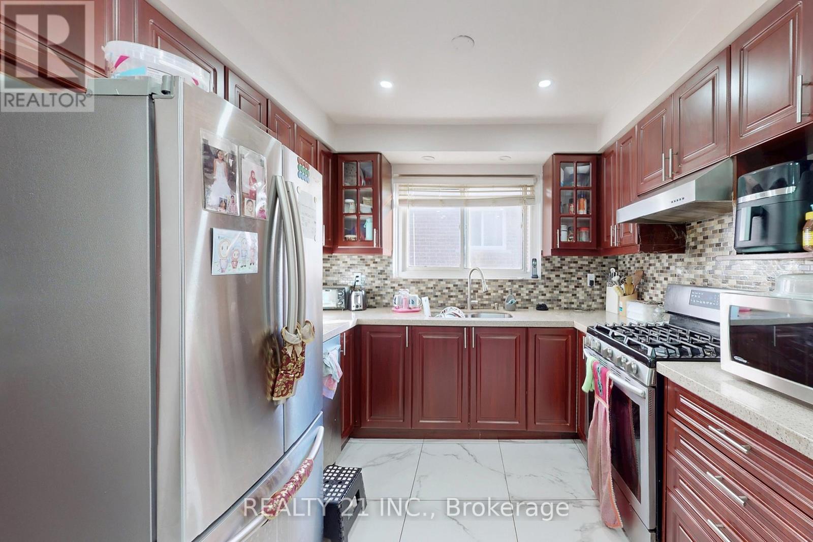 27 Jardine Street, Brampton, Ontario  L6S 3H2 - Photo 12 - W12440221