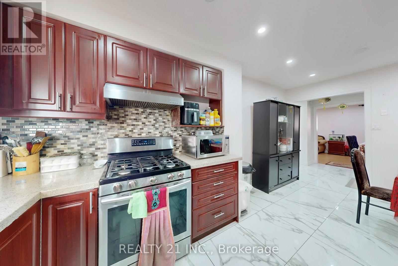 27 Jardine Street, Brampton, Ontario  L6S 3H2 - Photo 13 - W12440221