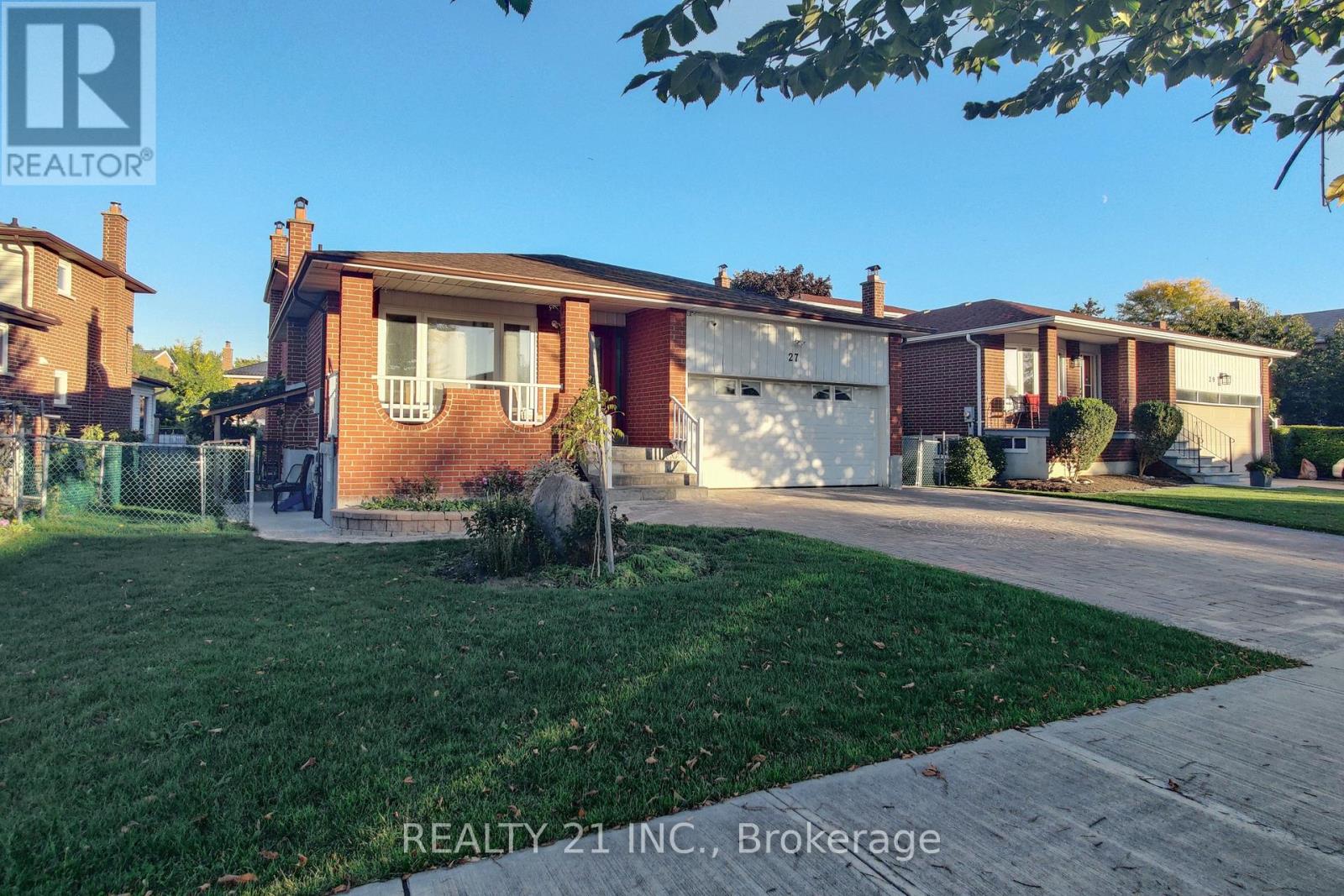 27 Jardine Street, Brampton, Ontario  L6S 3H2 - Photo 2 - W12440221
