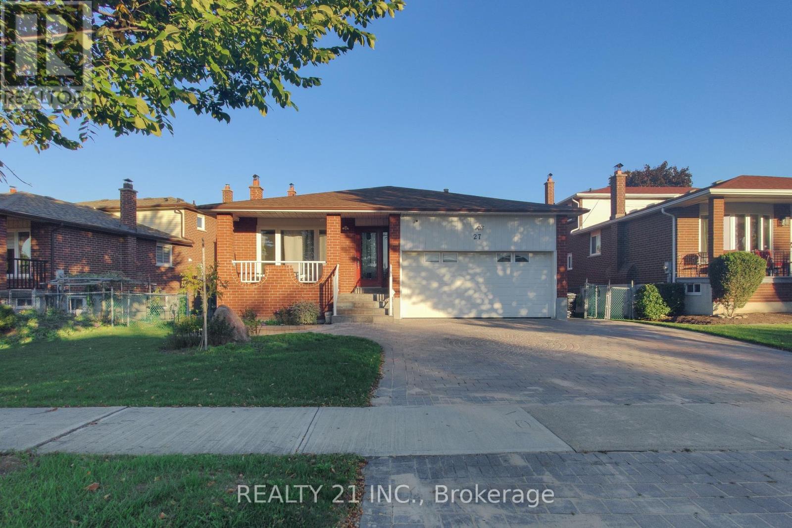 27 Jardine Street, Brampton, Ontario  L6S 3H2 - Photo 3 - W12440221