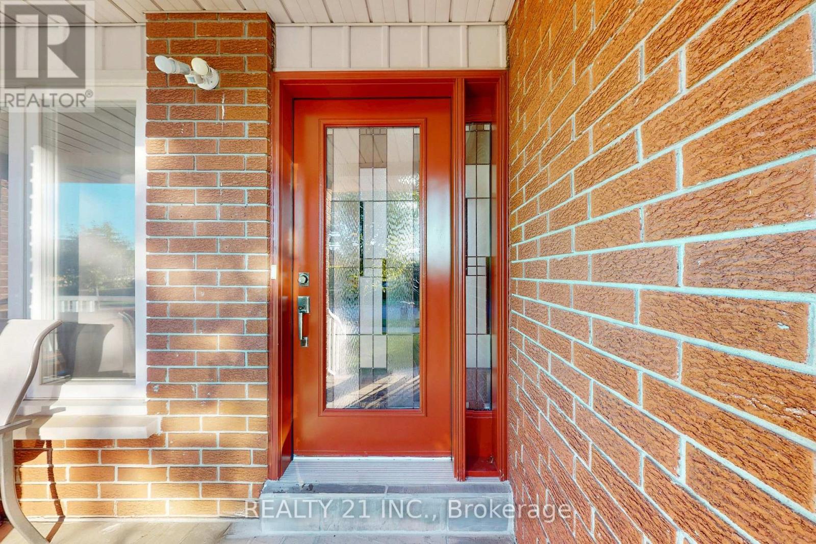 27 Jardine Street, Brampton, Ontario  L6S 3H2 - Photo 4 - W12440221