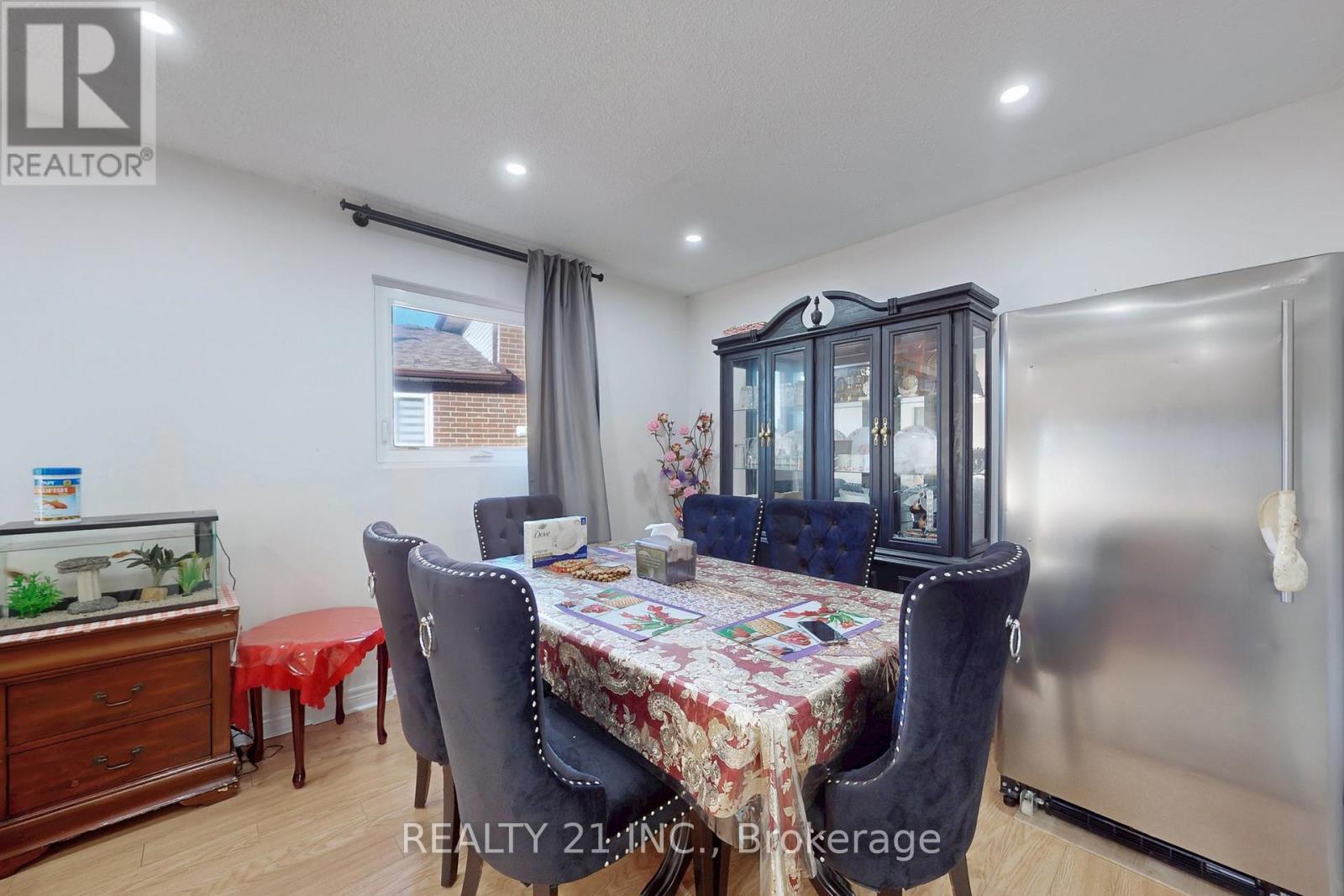 27 Jardine Street, Brampton, Ontario  L6S 3H2 - Photo 9 - W12440221