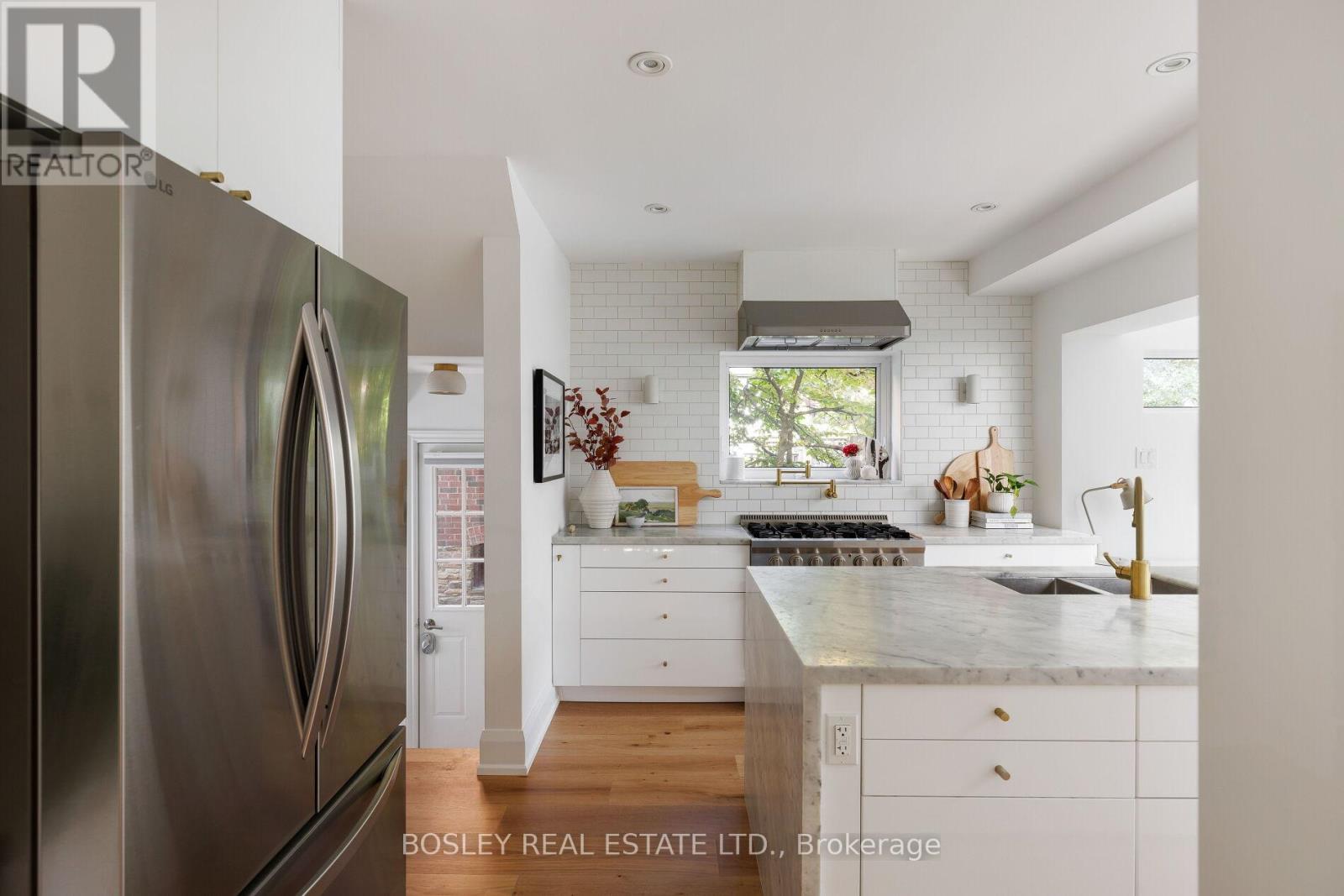 511 Riverside Drive, Toronto (Lambton Baby Point), Ontario  M6S 4B7 - Photo 11 - W12440233