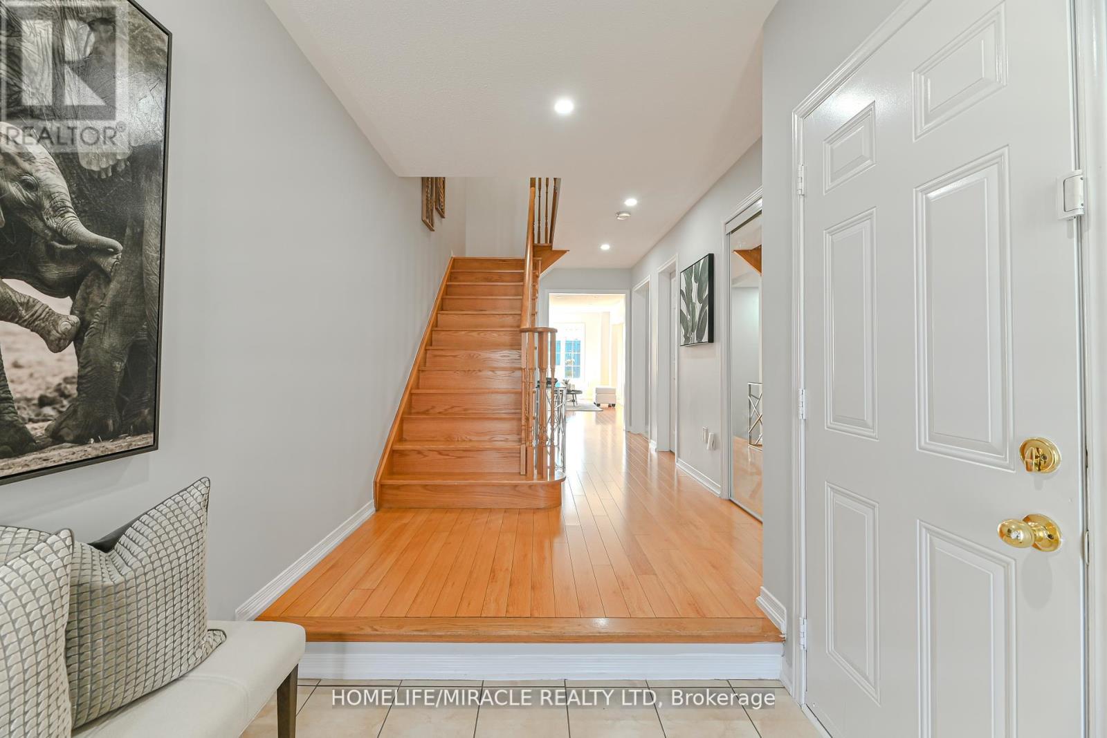 102 Delport Close, Brampton, Ontario  L6P 3T1 - Photo 4 - W12440281