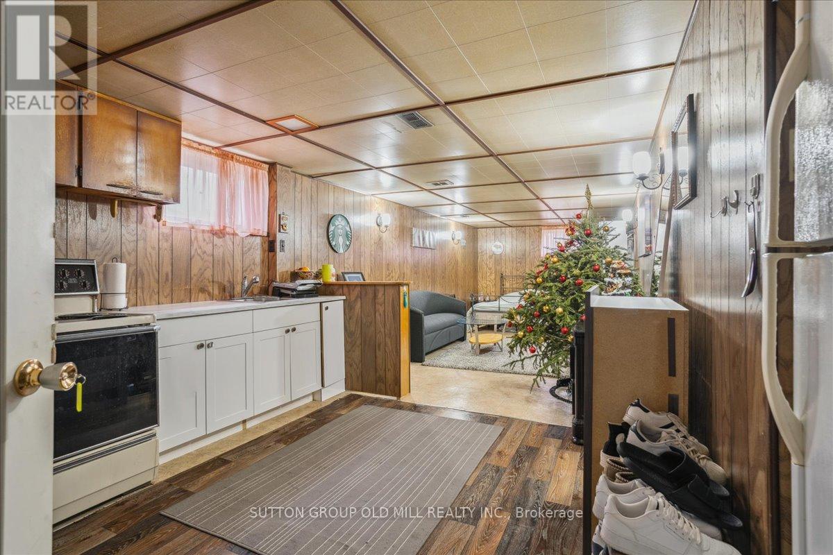 308 Mineola Road E, Mississauga, Ontario  L5G 2G5 - Photo 10 - W12440295