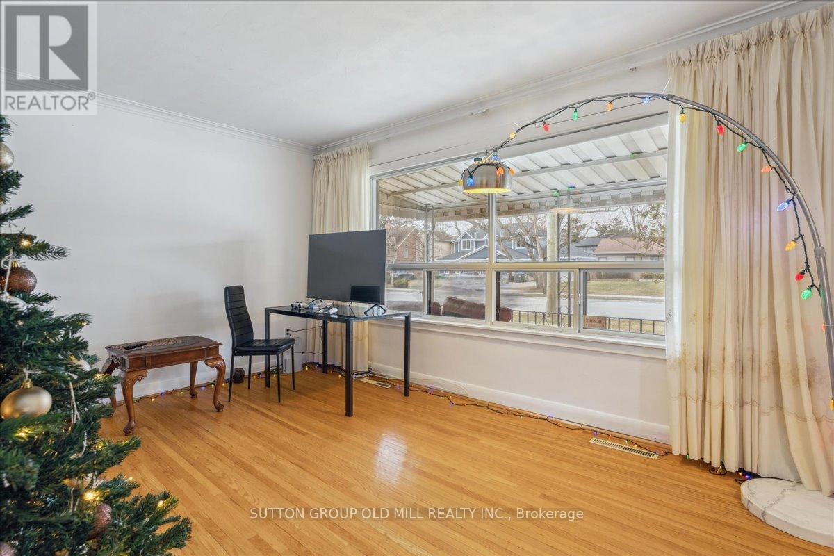 308 Mineola Road E, Mississauga, Ontario  L5G 2G5 - Photo 3 - W12440295