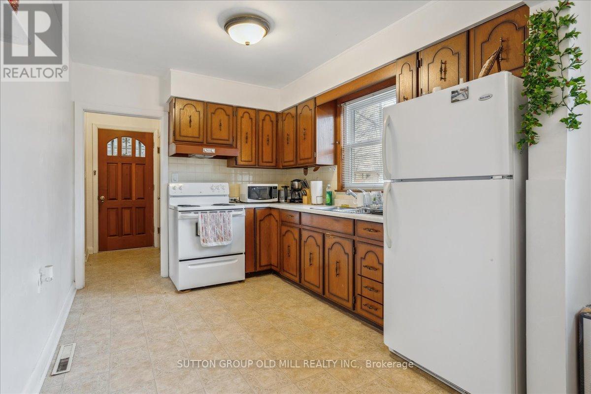 308 Mineola Road E, Mississauga, Ontario  L5G 2G5 - Photo 5 - W12440295
