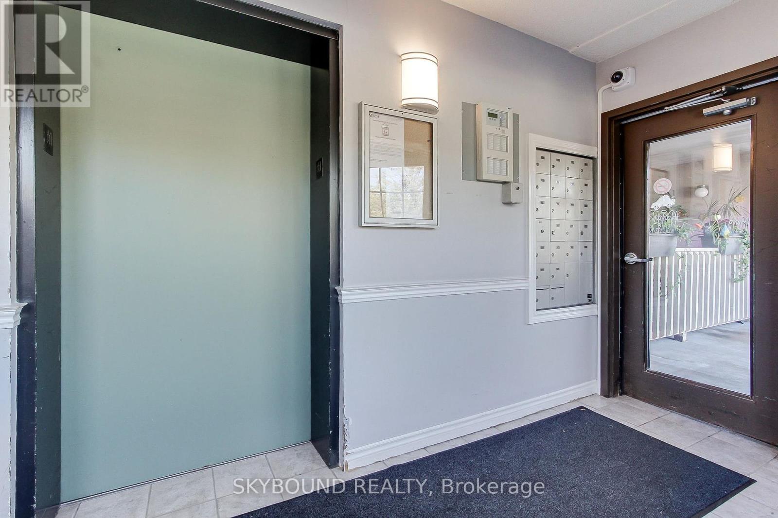 302 - 4003 Kilmer Drive, Burlington, Ontario  L7M 4M1 - Photo 2 - W12440297