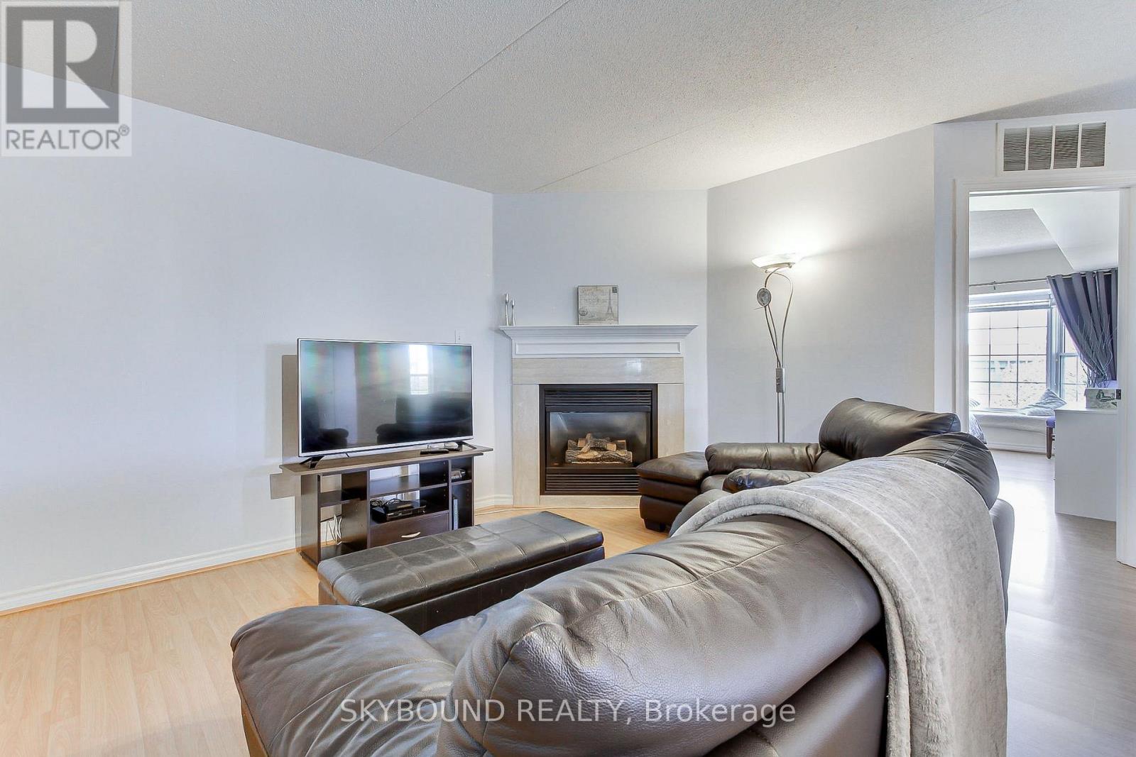 302 - 4003 Kilmer Drive, Burlington, Ontario  L7M 4M1 - Photo 6 - W12440297