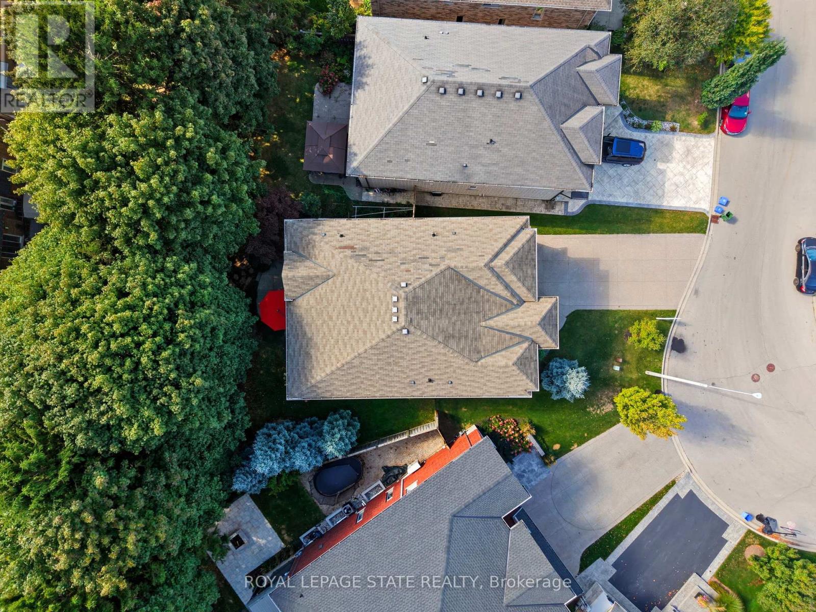 20 Lorupe Court, Hamilton, Ontario  L9G 0C8 - Photo 2 - X12440232