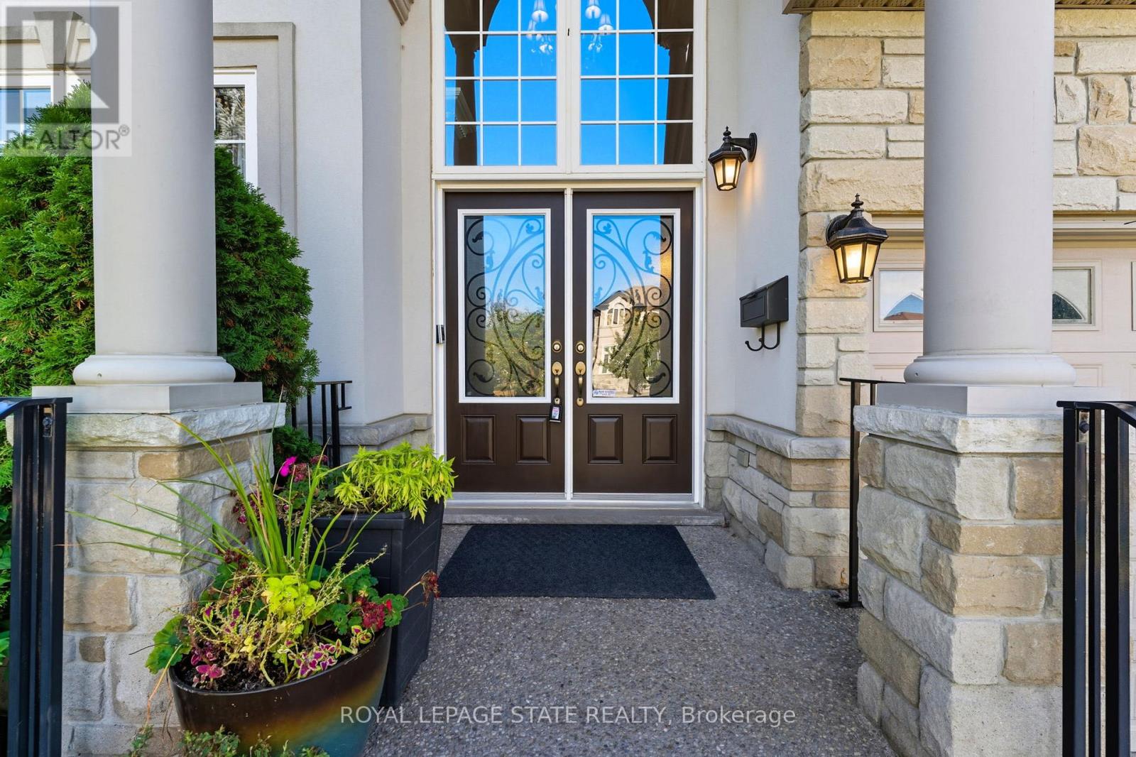 20 Lorupe Court, Hamilton, Ontario  L9G 0C8 - Photo 4 - X12440232