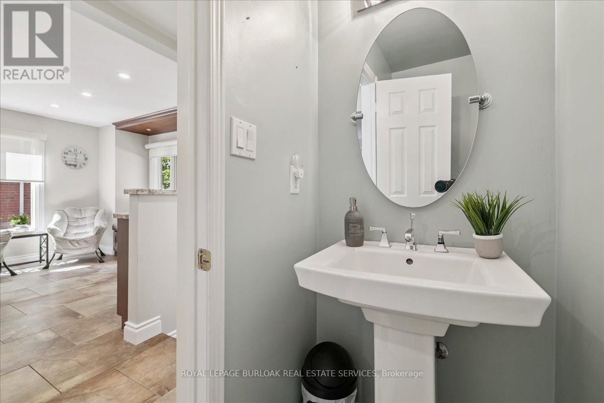 44 Sunvale Place, Hamilton, Ontario  L8E 4Z7 - Photo 7 - X12440260