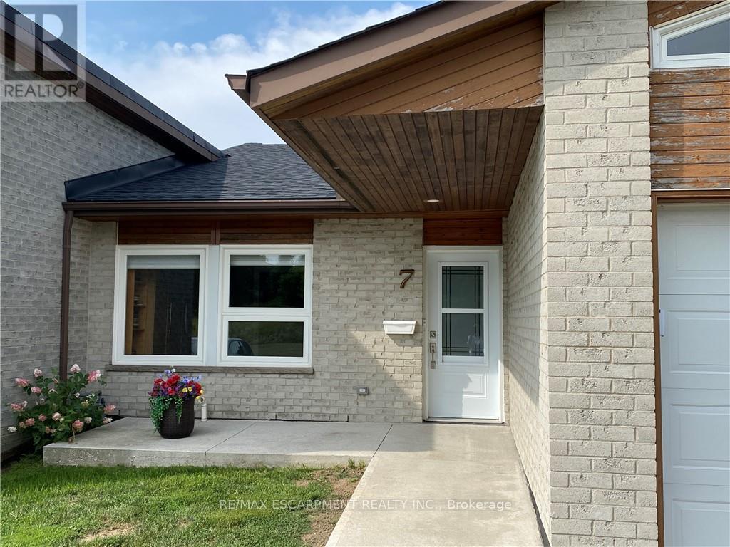 7 Cardinal Mindszenty Boulevard, Hamilton, Ontario  L9B 2M3 - Photo 2 - X12440285